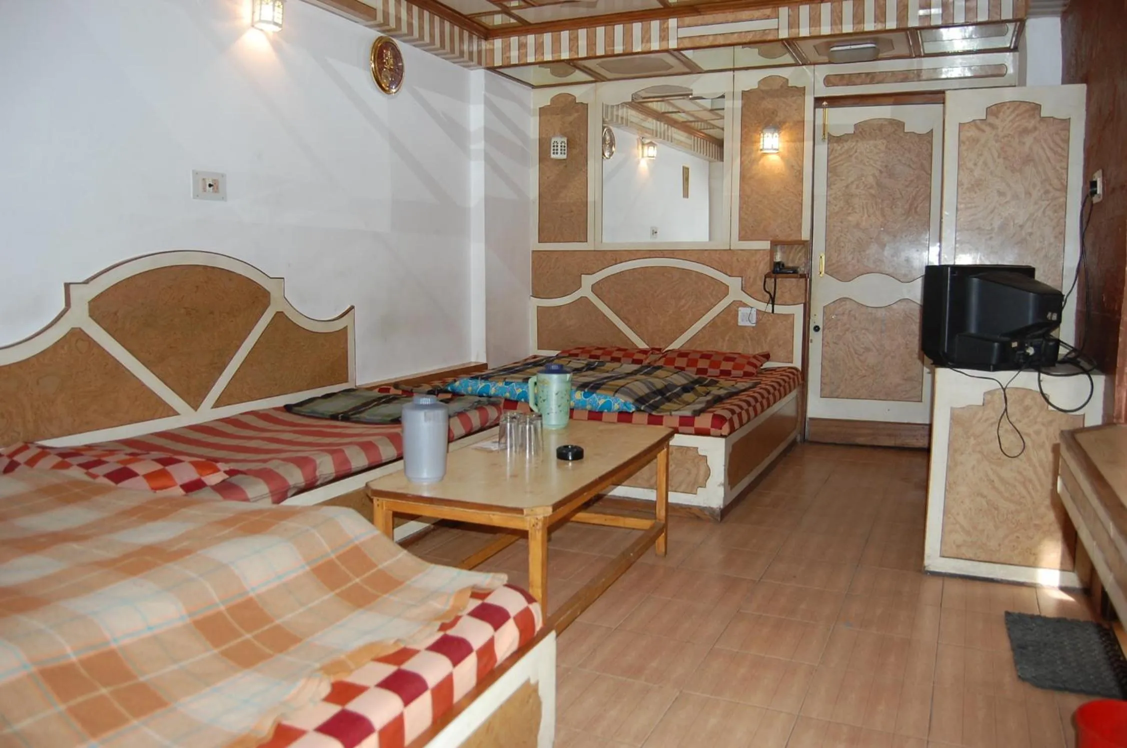 Communal lounge/ TV room, Bed in Hotel Gulmarg Regency