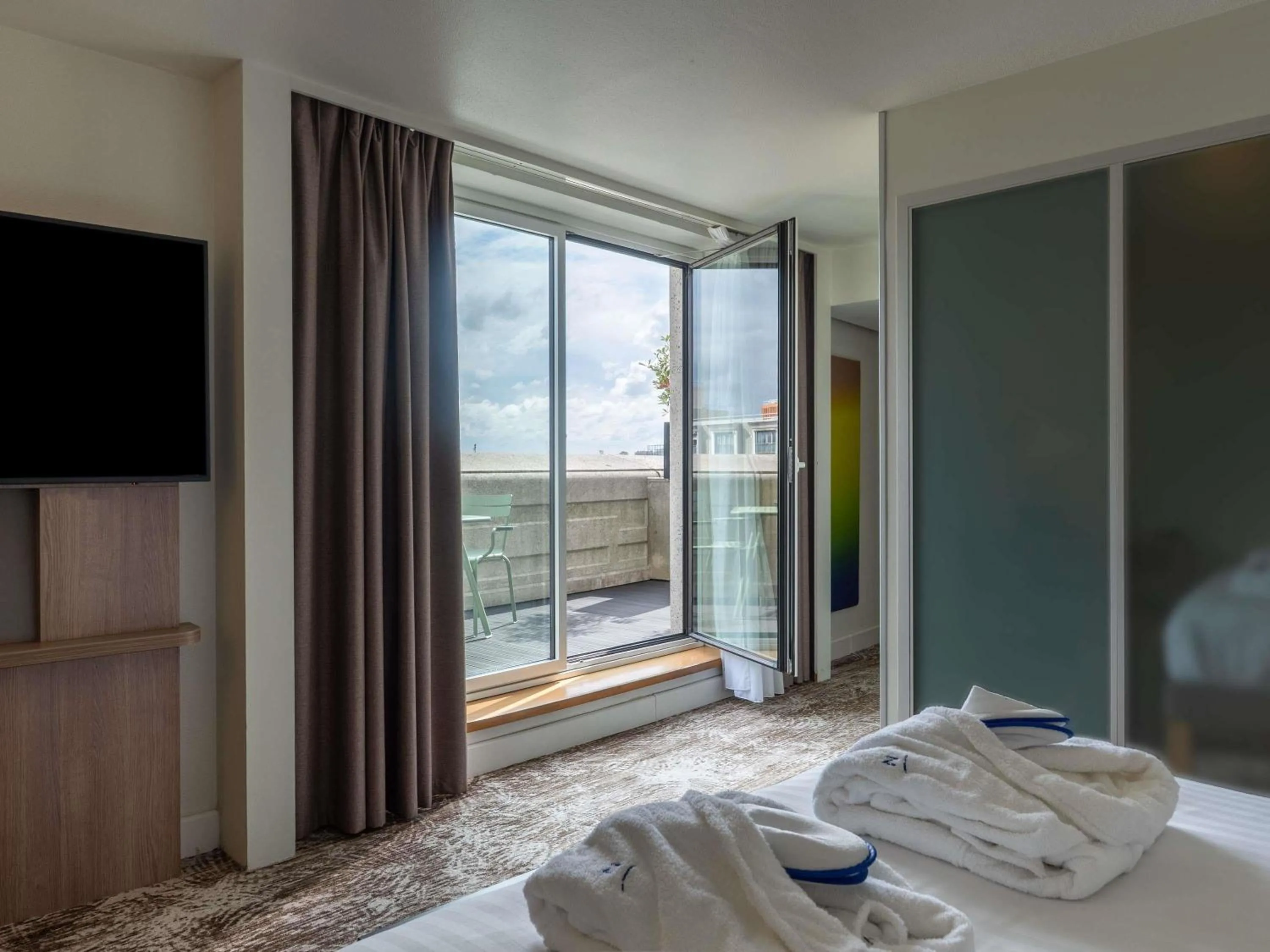 Bedroom, Bed in Novotel Paris Gare De Lyon