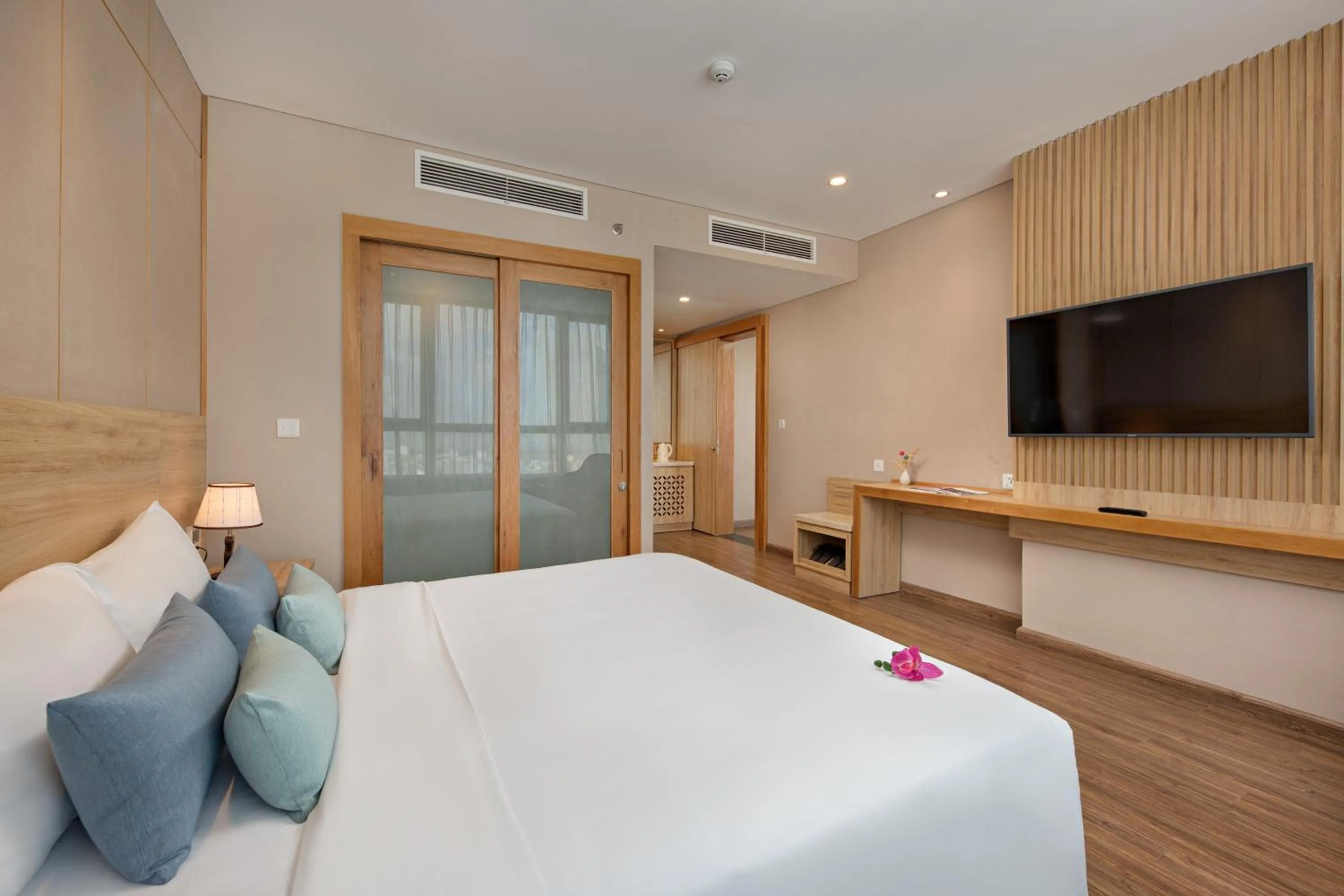 Photo of the whole room, Bed in G8 Luxury Hotel and Spa Da Nang