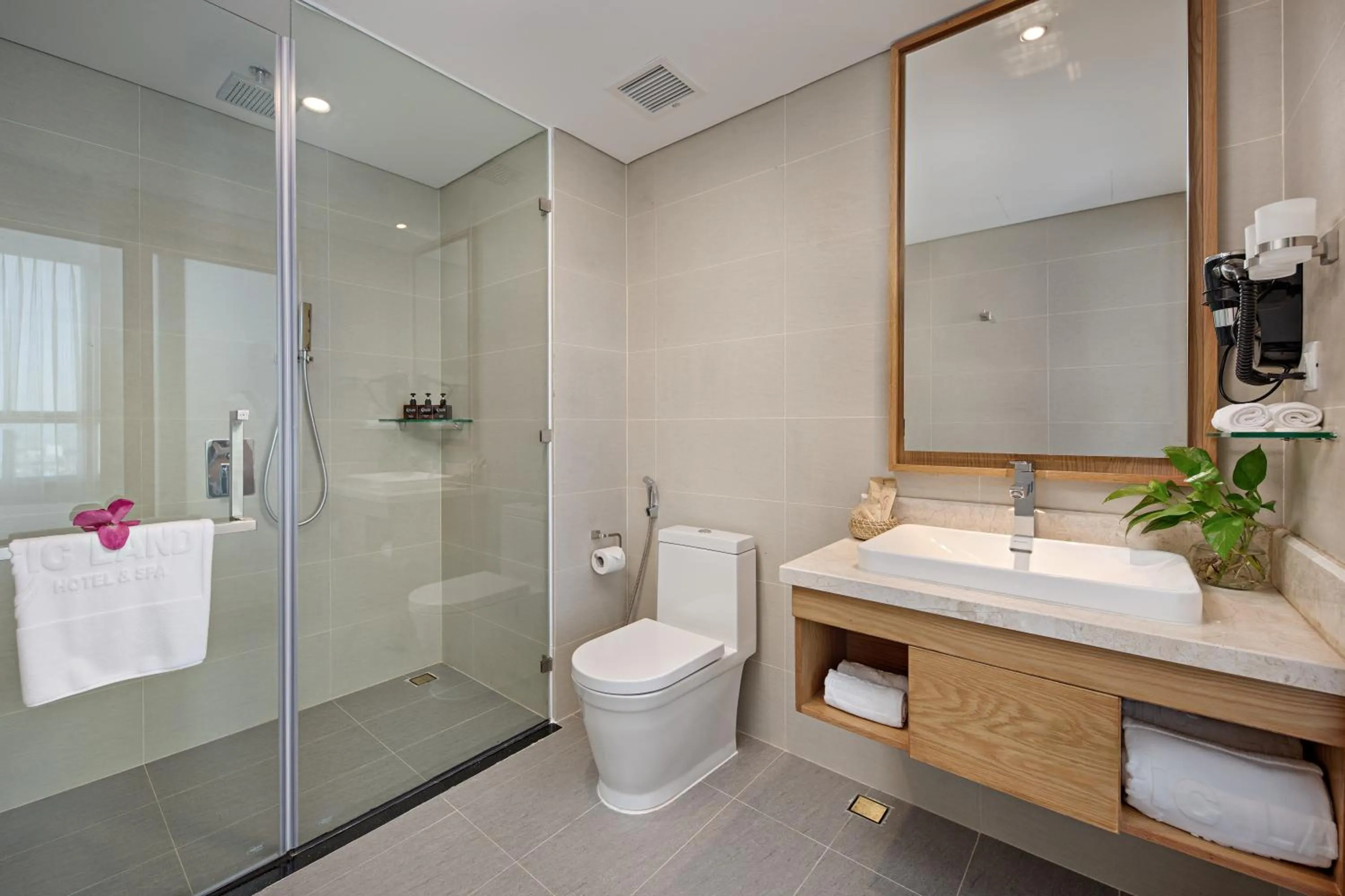 Bathroom in G8 Luxury Hotel and Spa Da Nang