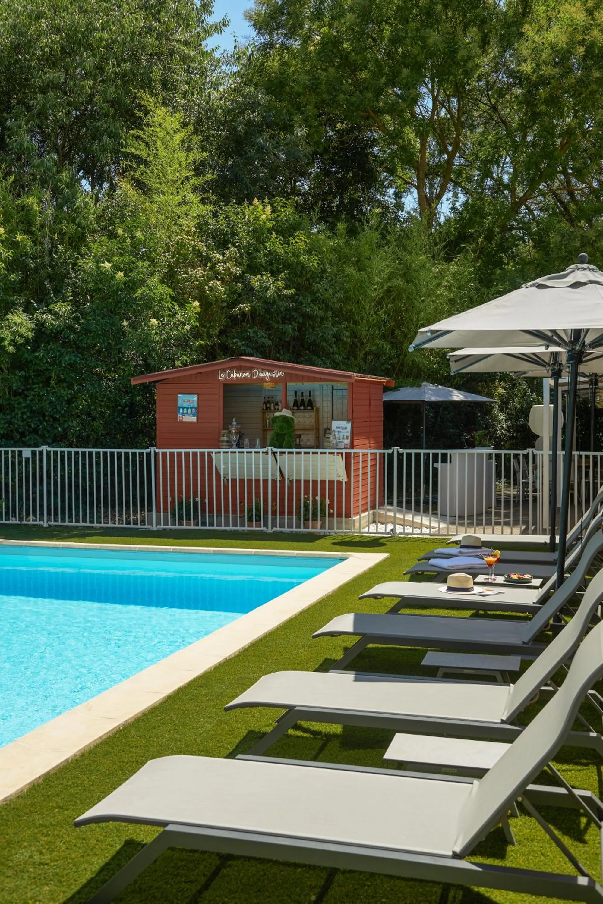 Swimming pool in Mercure Aix en Provence Beaumanoir