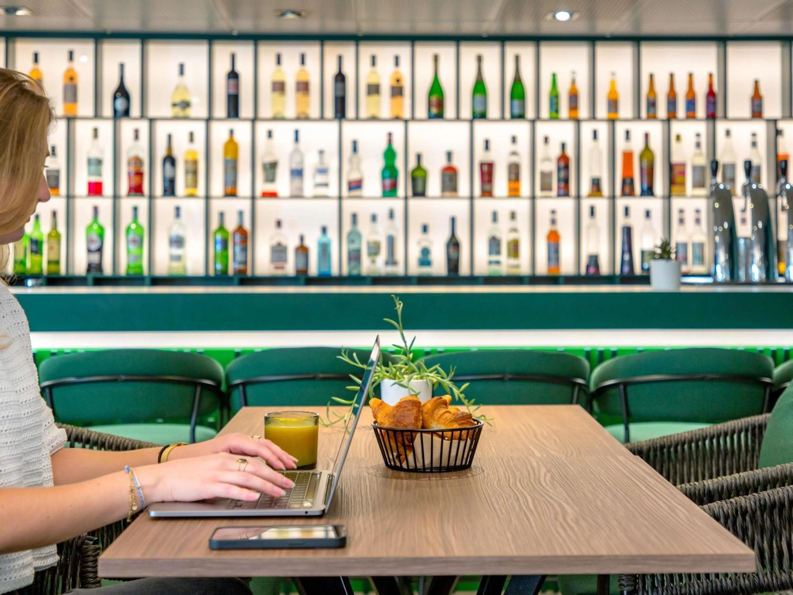 Lounge or bar in Mercure Aix en Provence Beaumanoir