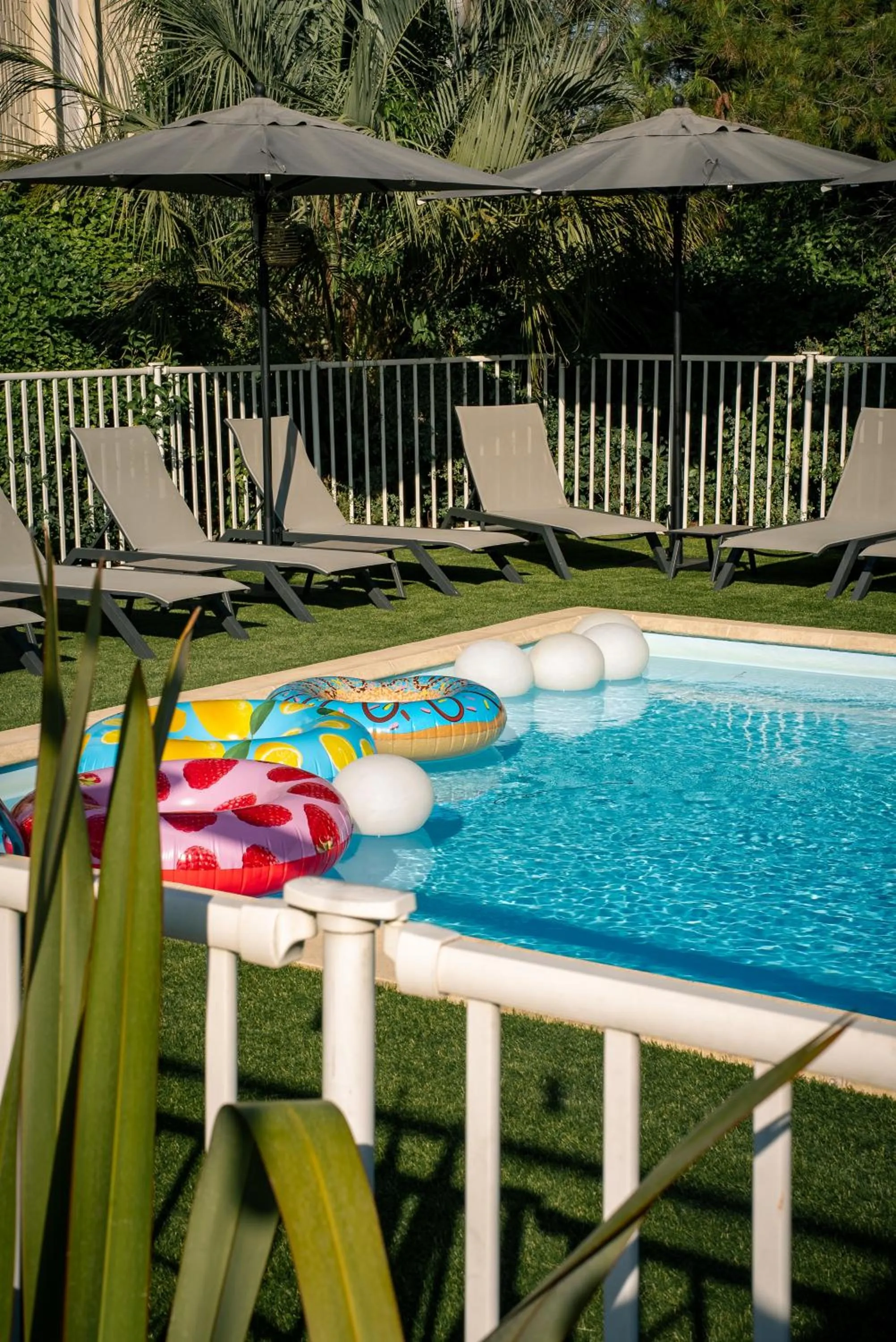 Swimming pool in Mercure Aix en Provence Beaumanoir