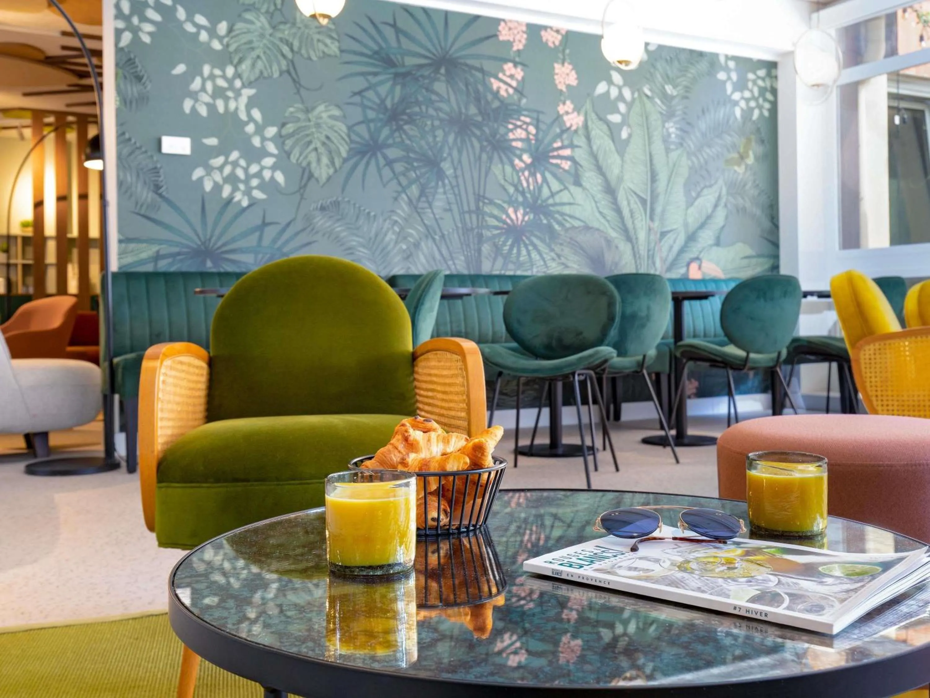 Lounge or bar in Mercure Aix en Provence Beaumanoir