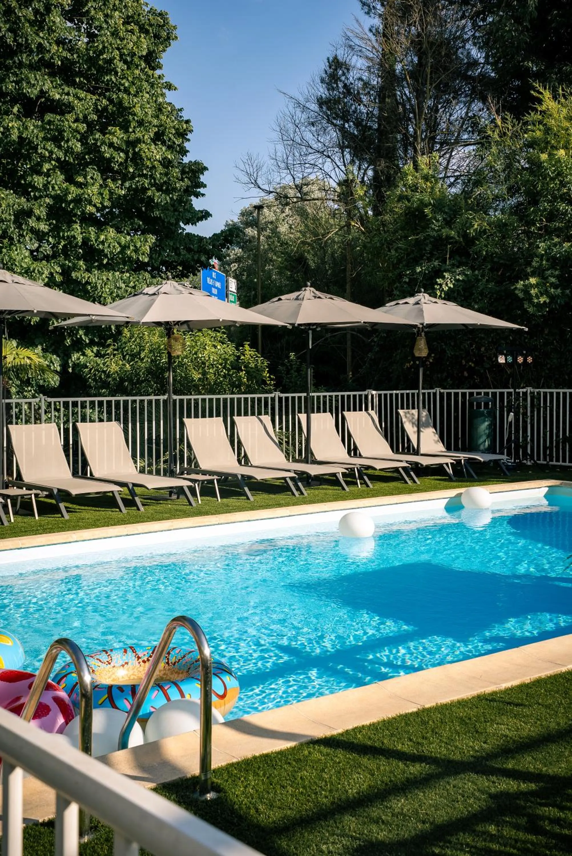 Swimming pool in Mercure Aix en Provence Beaumanoir