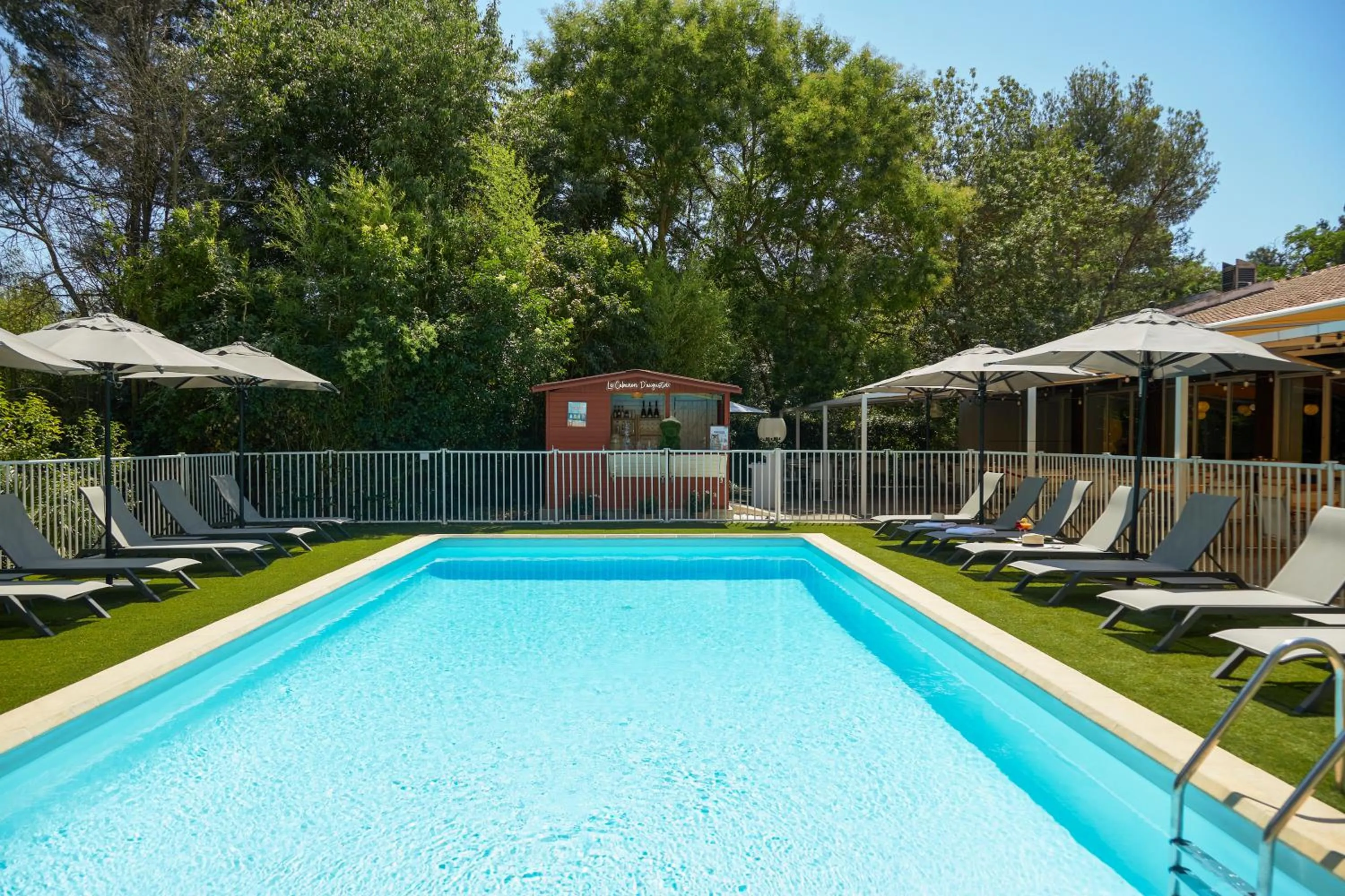 Swimming pool in Mercure Aix en Provence Beaumanoir