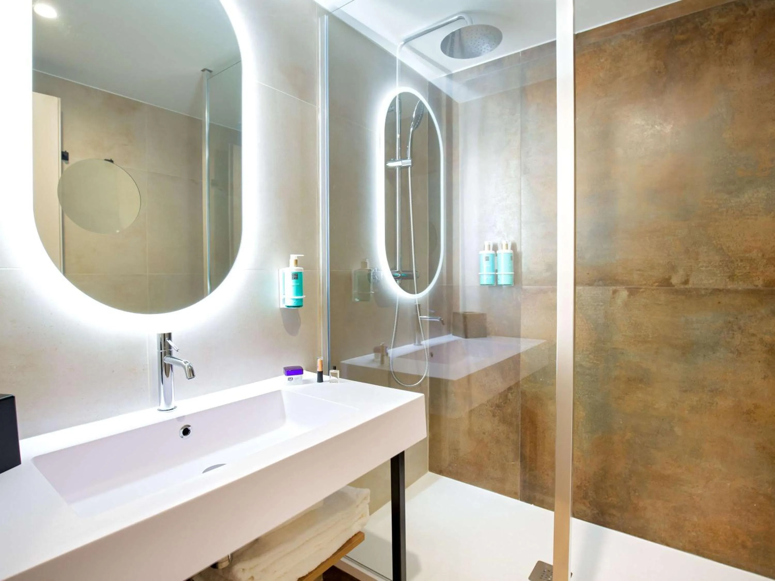 Shower in Novotel Aix-en-Provence Beaumanoir