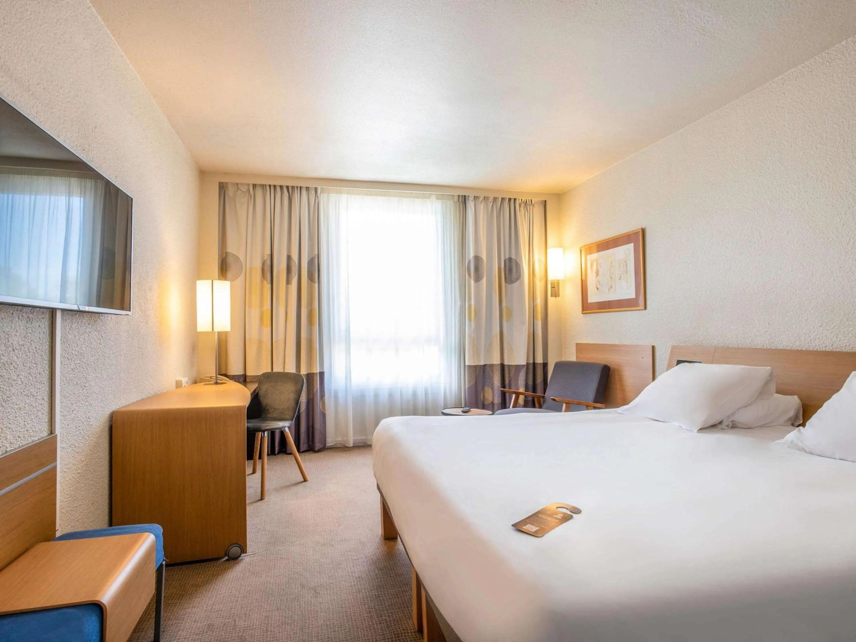 Bedroom, Bed in Novotel Aix-en-Provence Beaumanoir