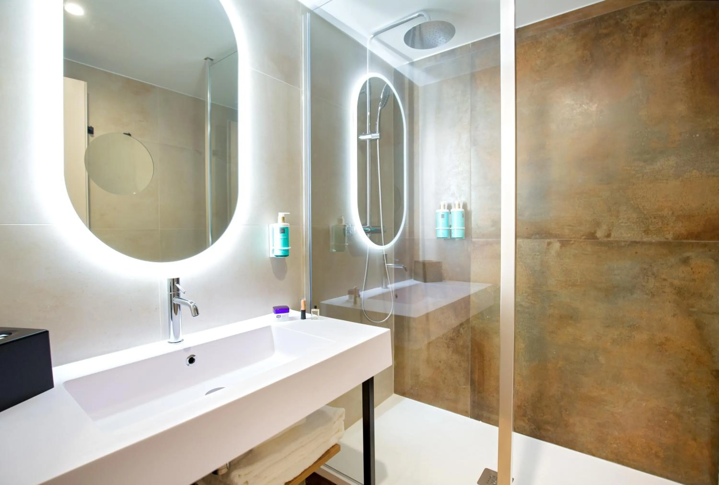 Bathroom in Mercure Aix en Provence Beaumanoir