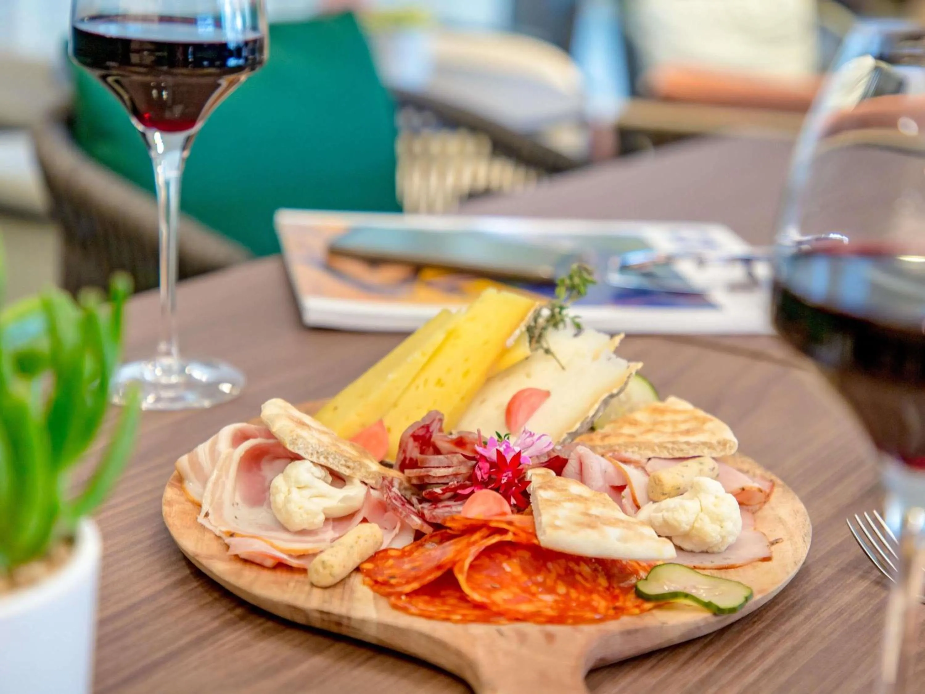 Lounge or bar in Mercure Aix en Provence Beaumanoir