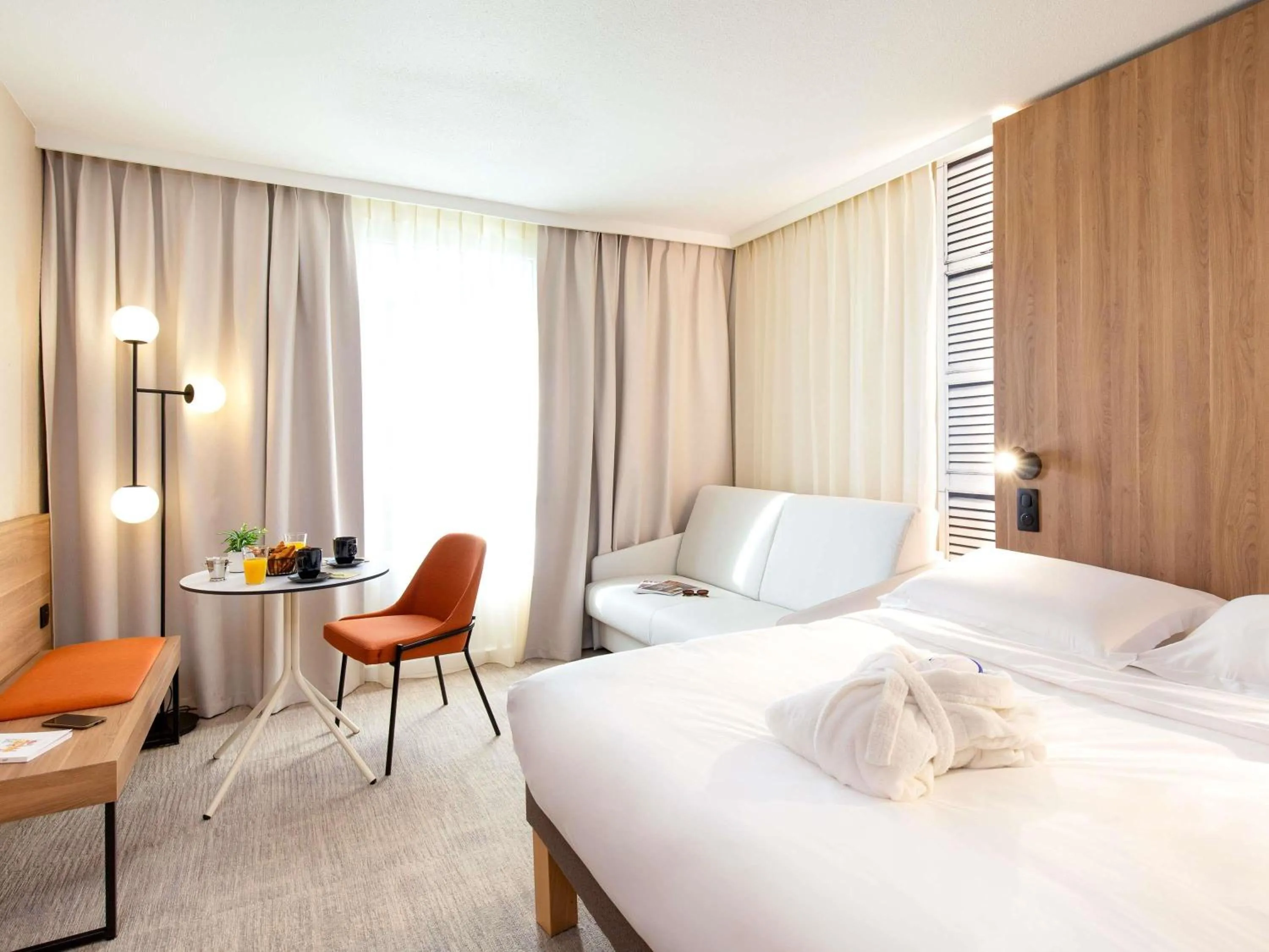 Property building, Bed in Mercure Aix en Provence Beaumanoir