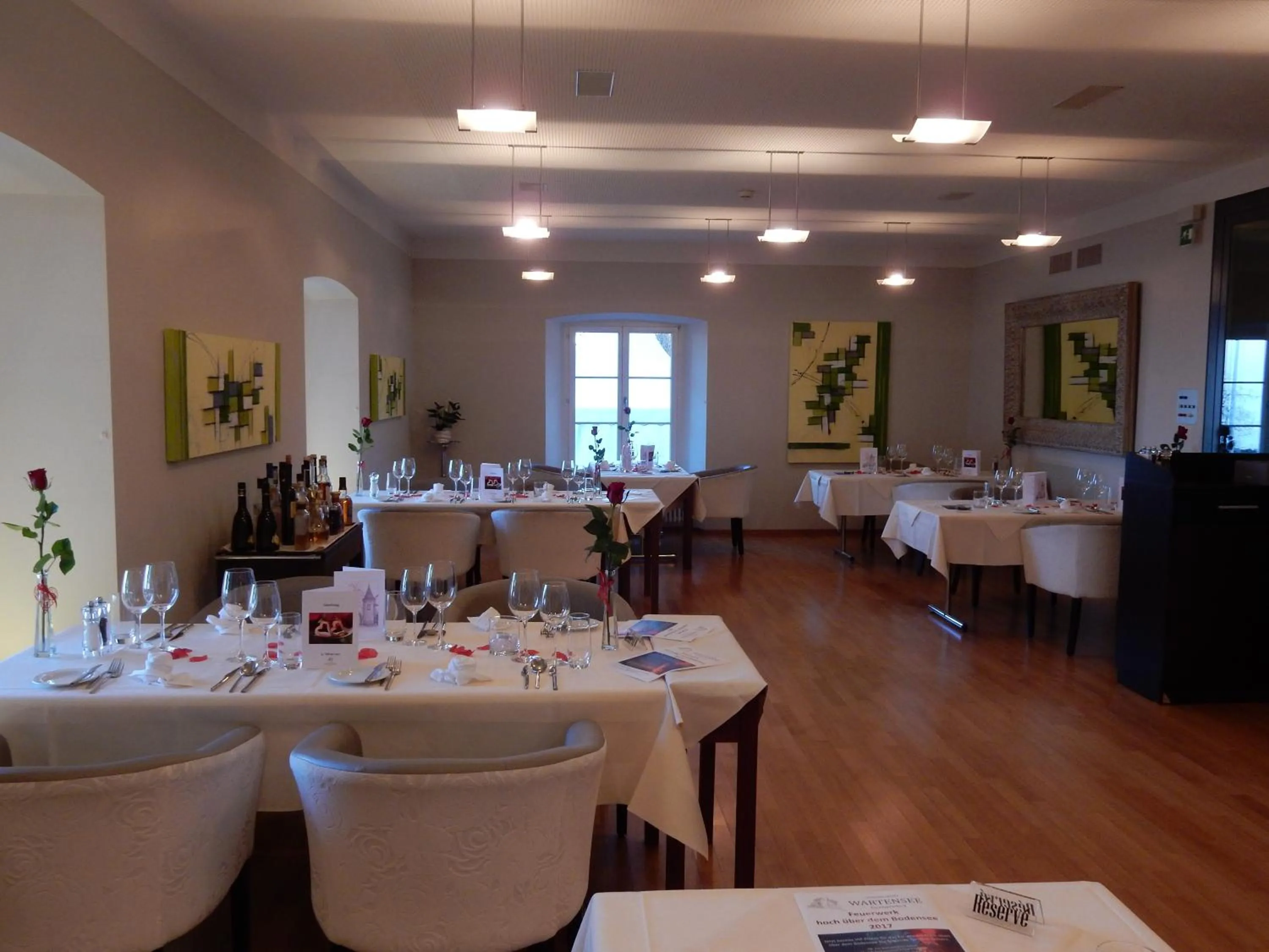 Restaurant/places to eat in Schloss Wartensee
