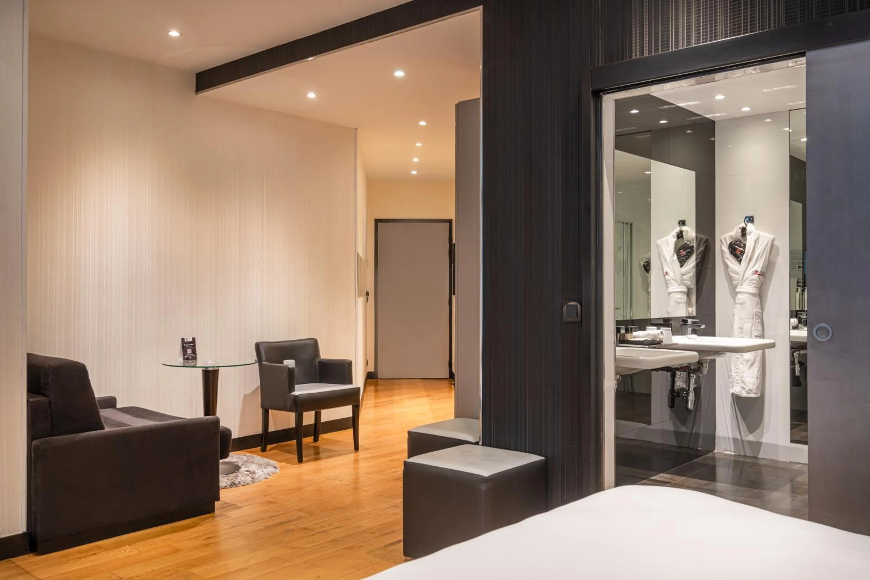 Bedroom in L'Empire Paris - Louvre