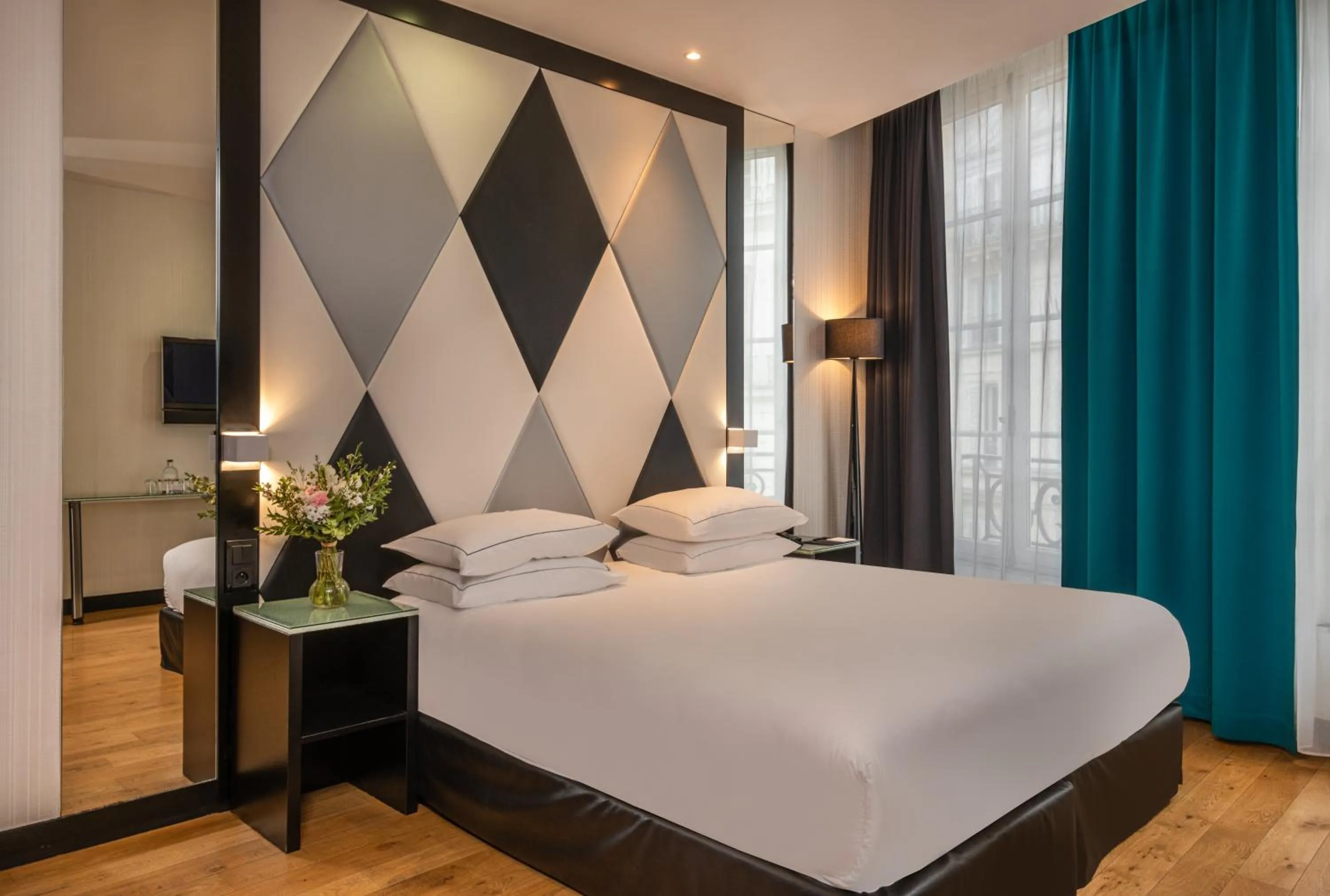 Photo of the whole room, Bed in L'Empire Paris - Louvre