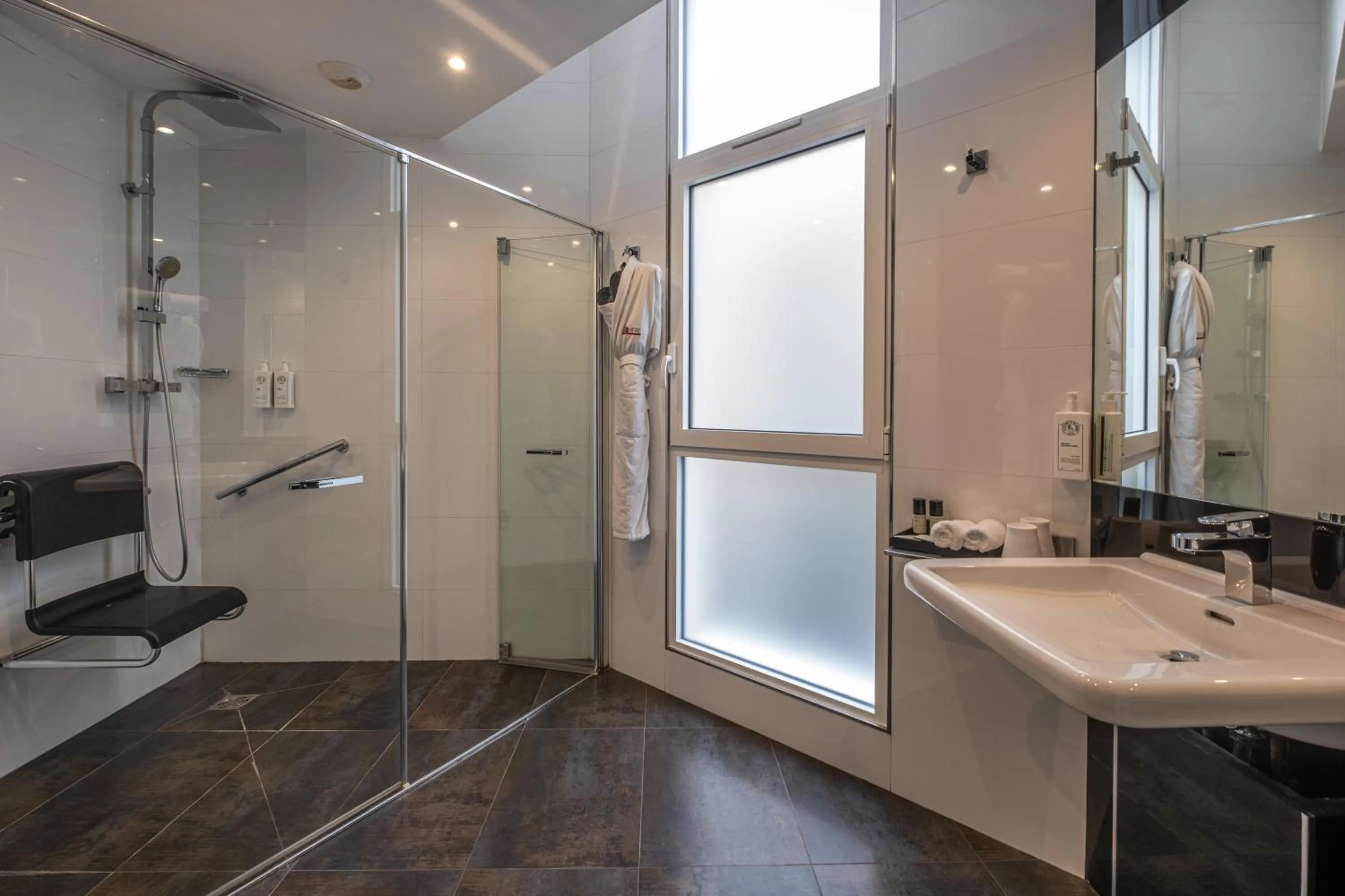 Bathroom in L'Empire Paris - Louvre