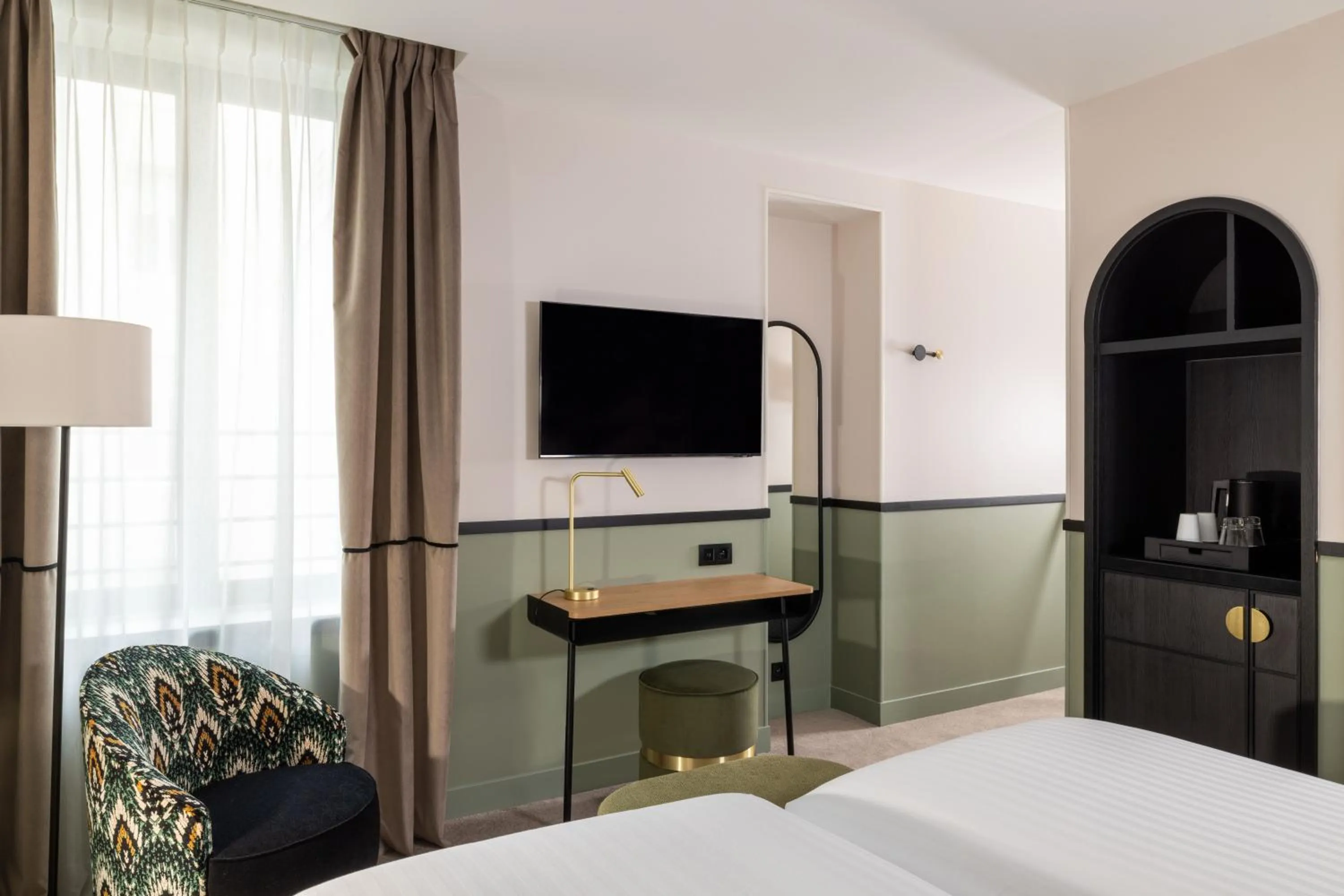 TV and multimedia, Bed in Hotel Grand Coeur Latin