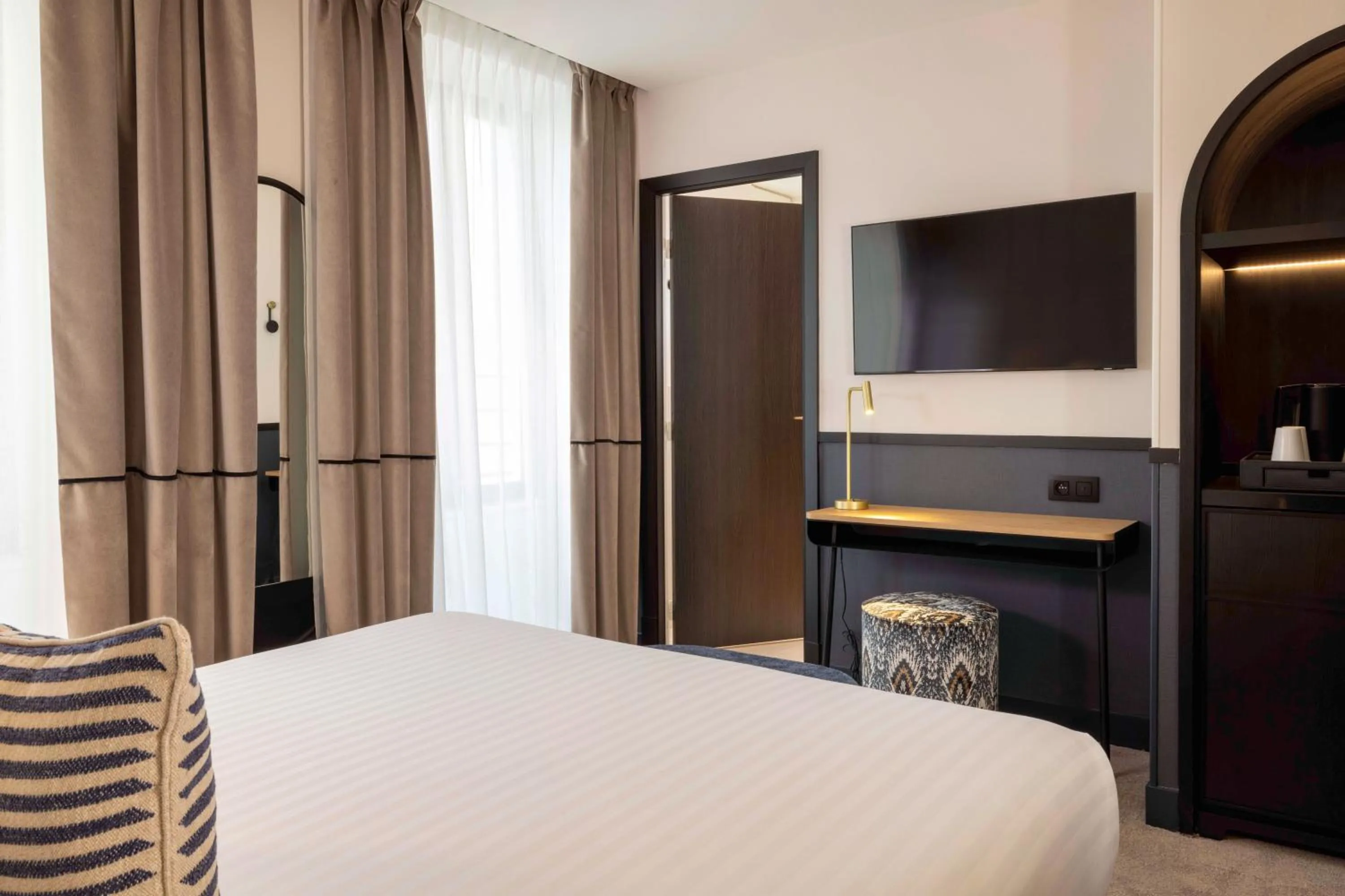 TV and multimedia, Bed in Hotel Grand Coeur Latin