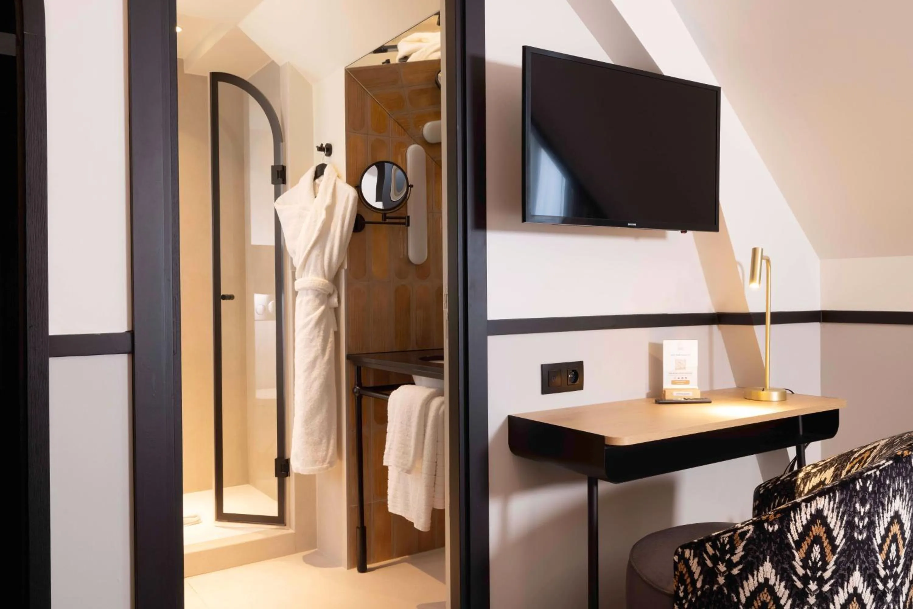 Bed in Hotel Grand Coeur Latin