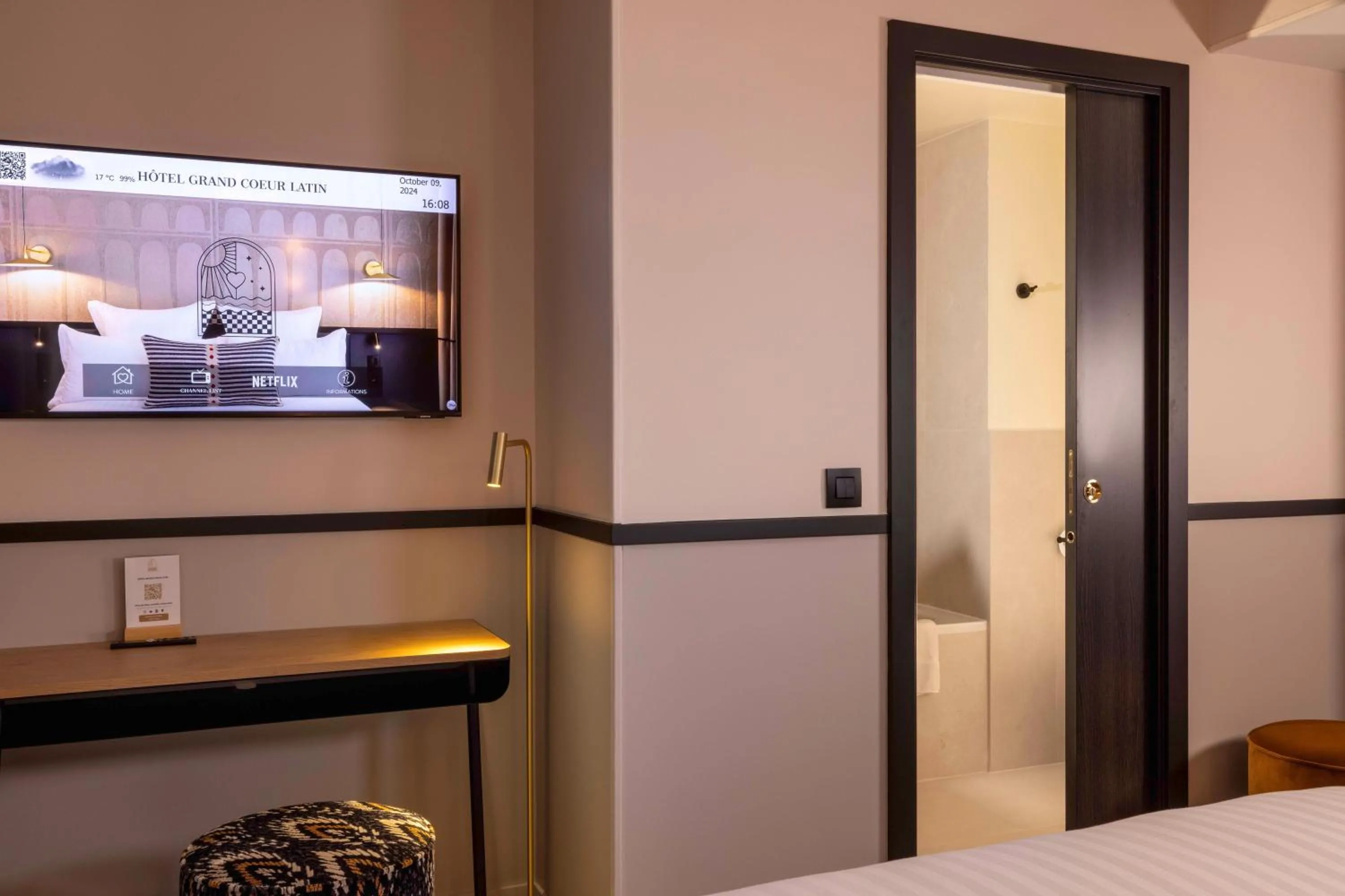 Bed in Hotel Grand Coeur Latin