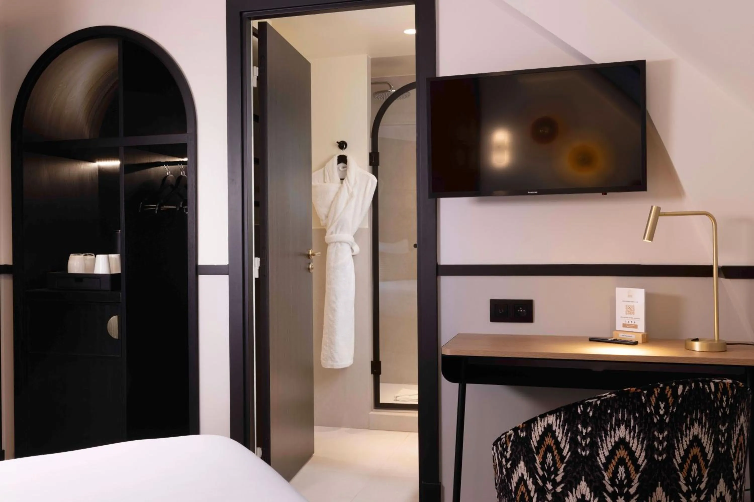 Bed in Hotel Grand Coeur Latin