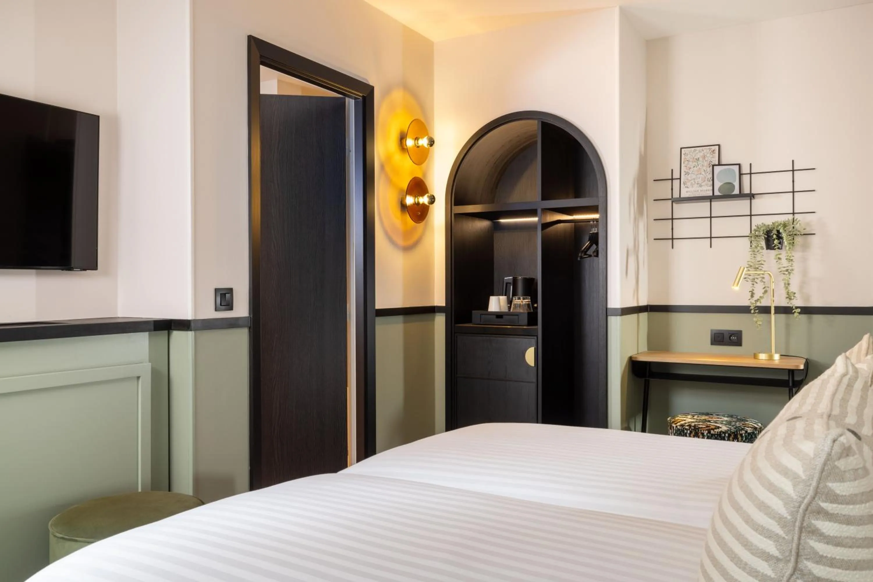 wardrobe, Bed in Hotel Grand Coeur Latin