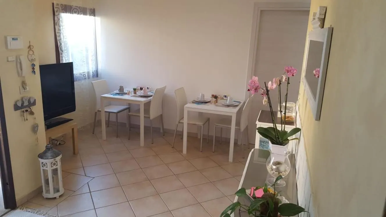 Communal lounge/ TV room in B&B Villa Orchidea