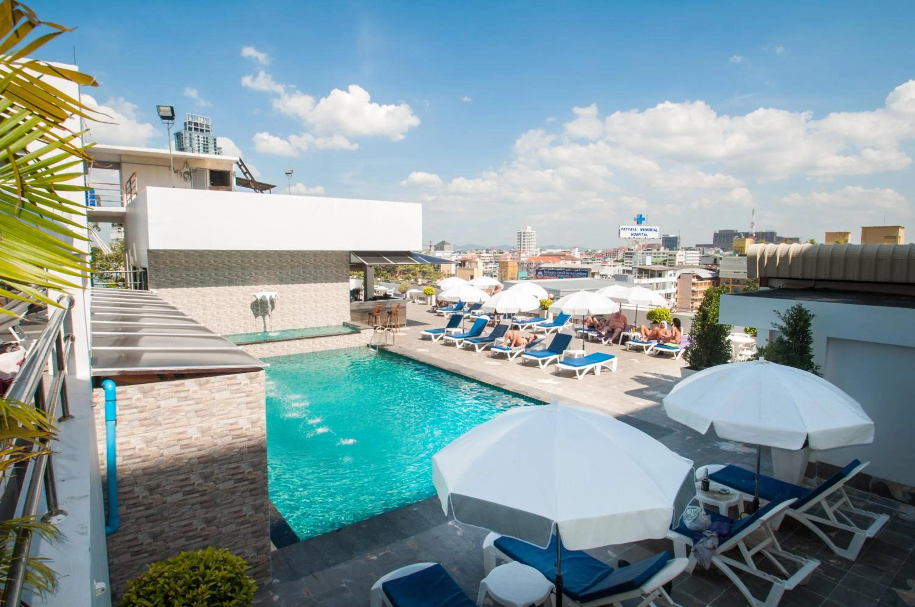 Swimming pool in Flipper House Hotel - SHA Extra Plus