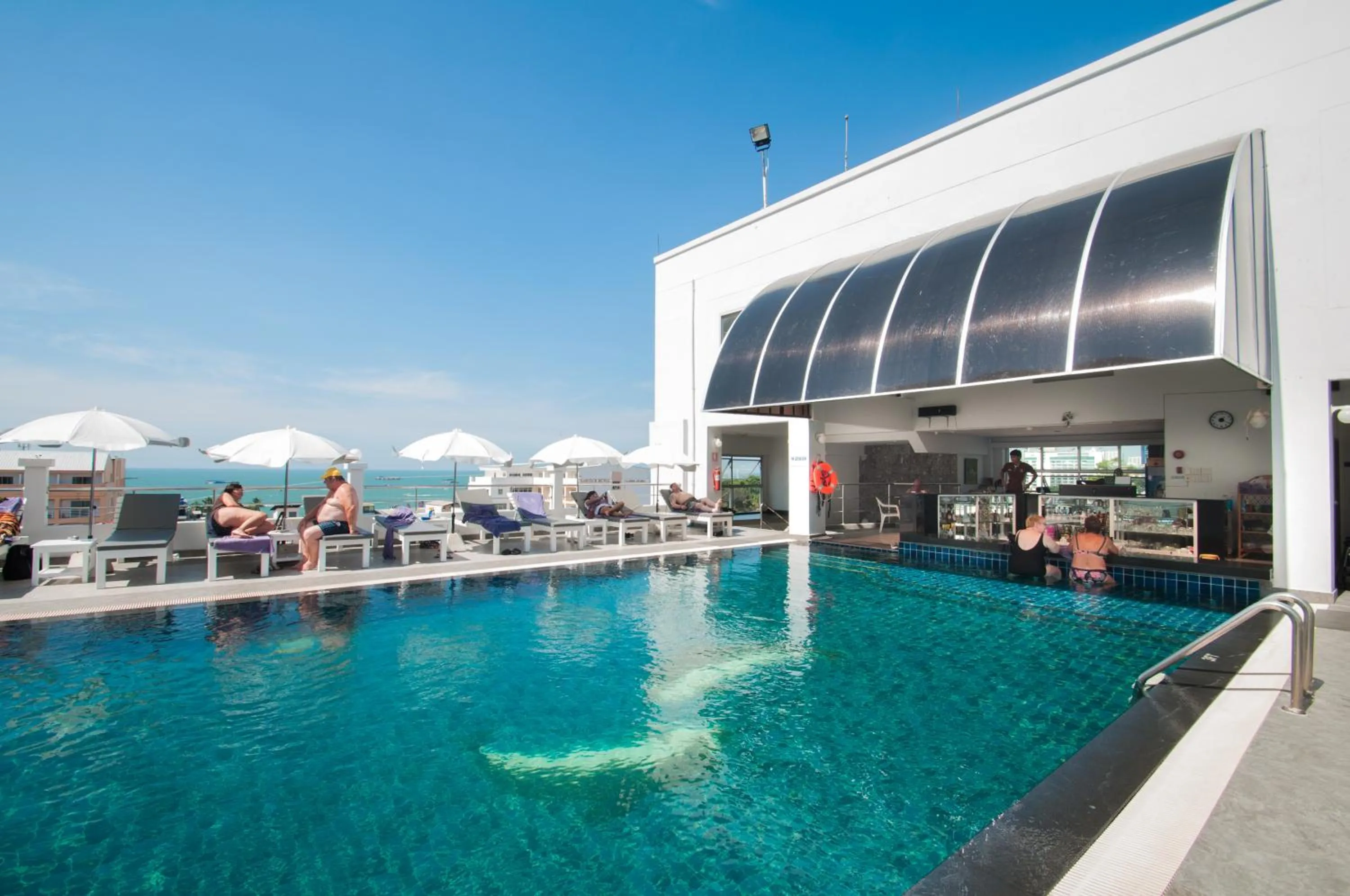 Swimming pool in Flipper House Hotel - SHA Extra Plus