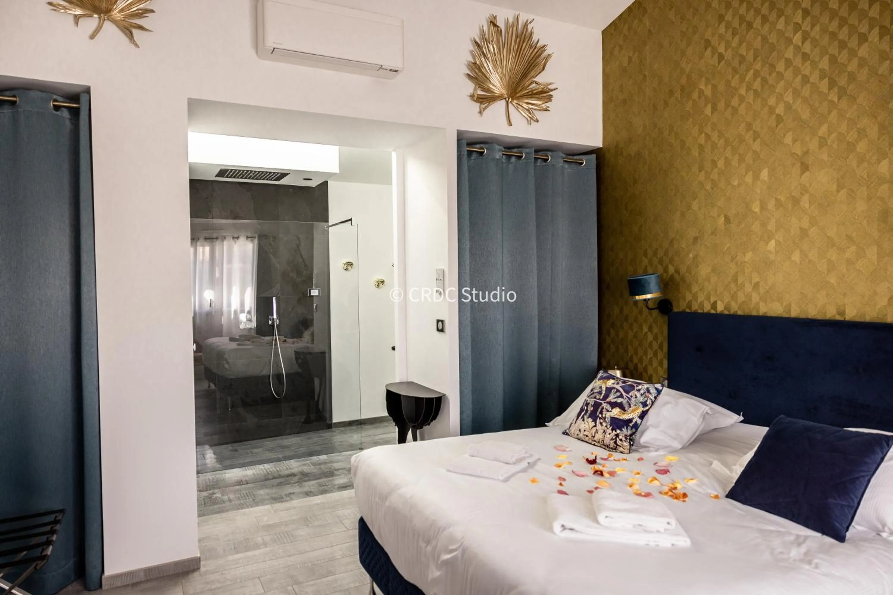 Bed in Logis Hôtel La Chaize