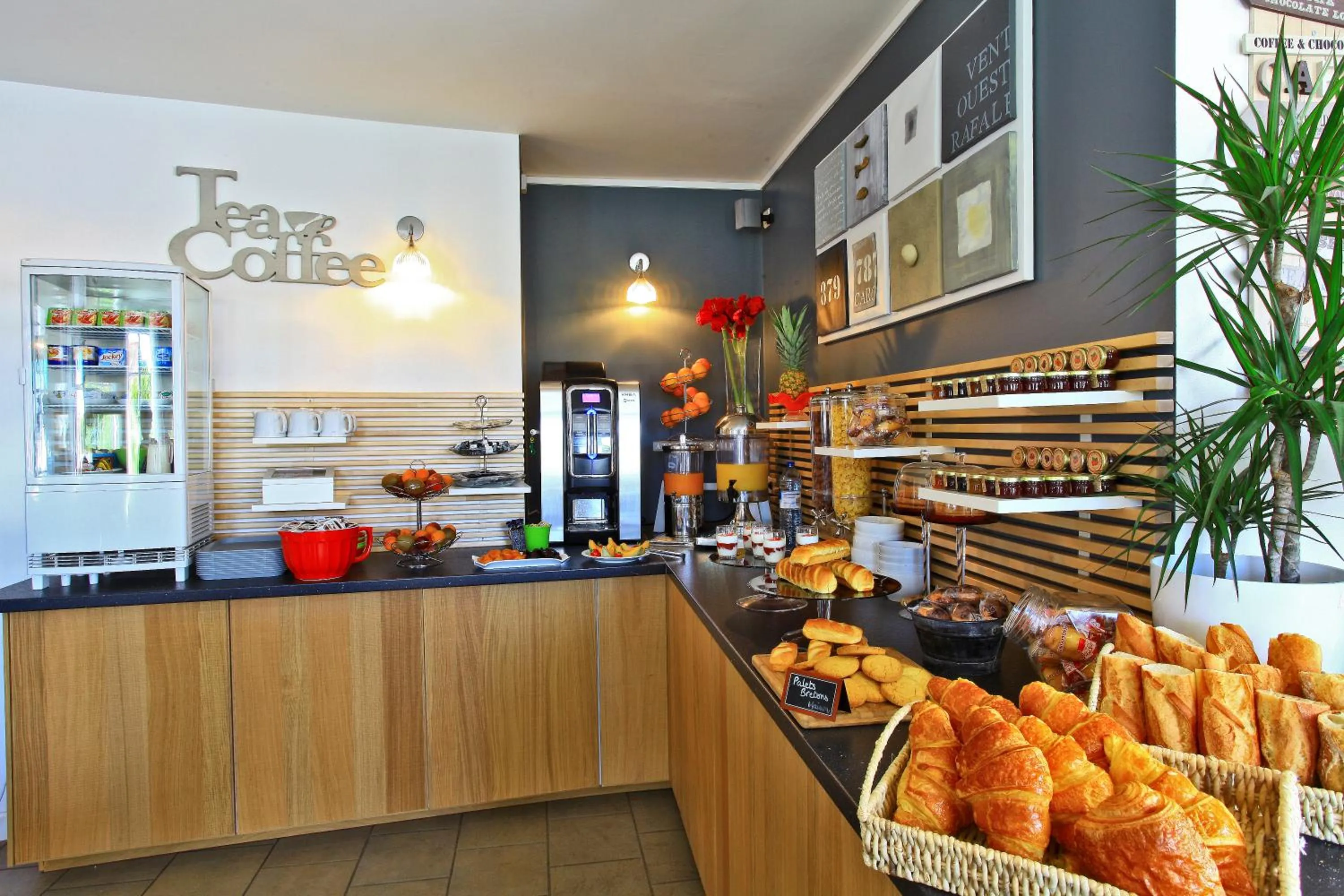 Buffet breakfast in Logis Hôtel La Chaize