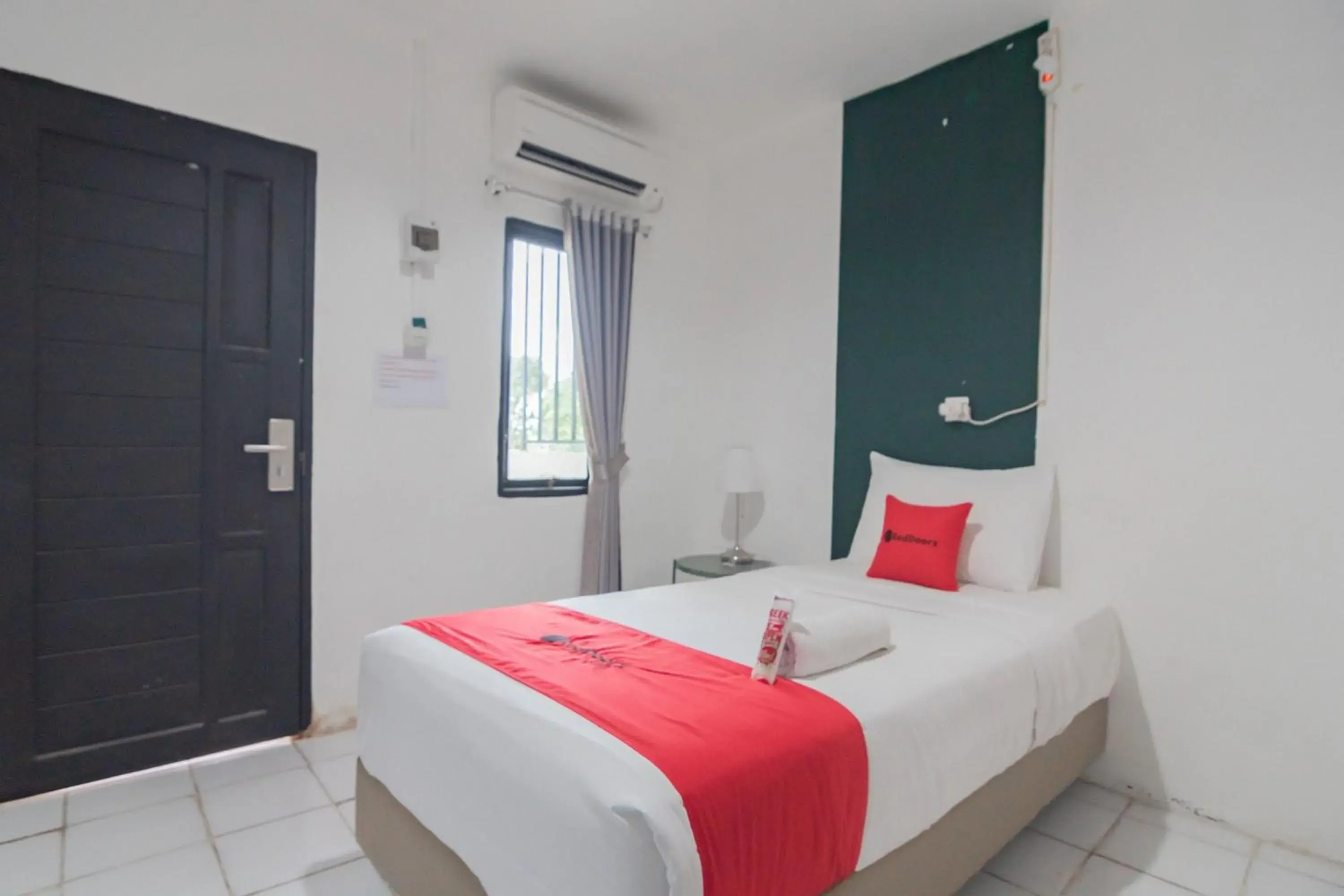 Single Room in RedDoorz At Sani Guest House Balikpapan Single Room in RedDoorz At Sani Guest House Balikpapan