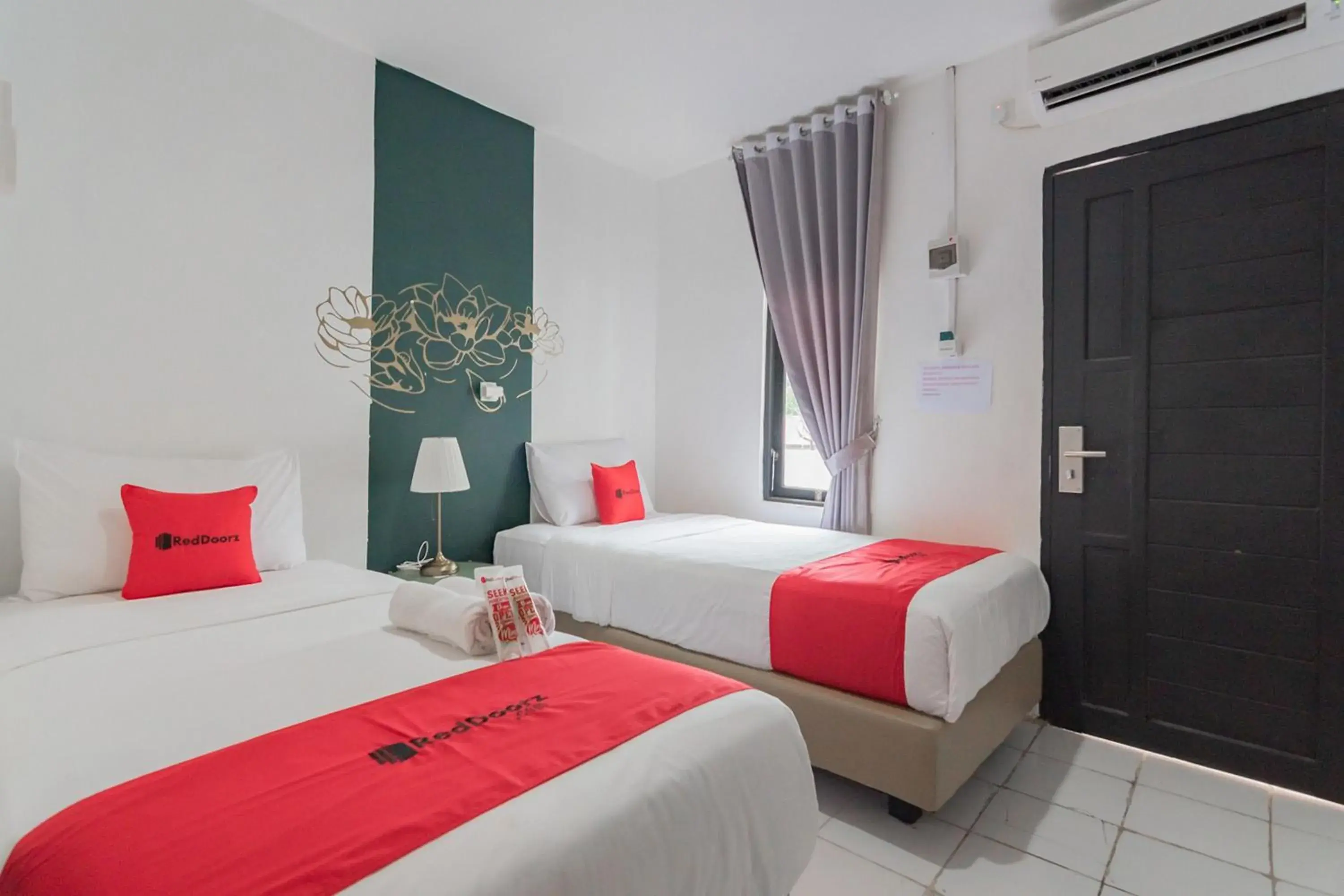 Twin Room in RedDoorz At Sani Guest House Balikpapan Twin Room in RedDoorz At Sani Guest House Balikpapan
