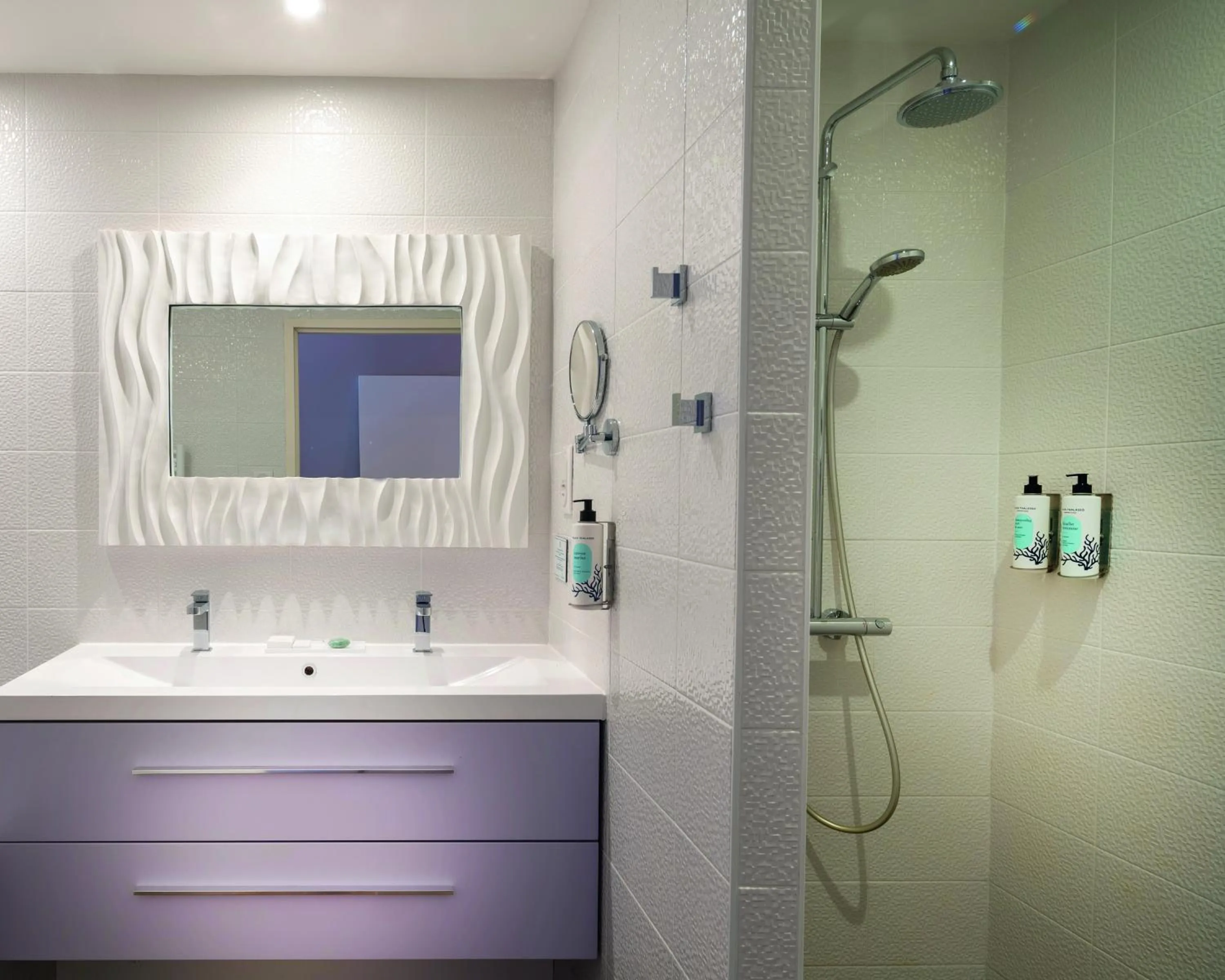 Shower in Hôtel Château des Tourelles - Relais Thalasso & Spa