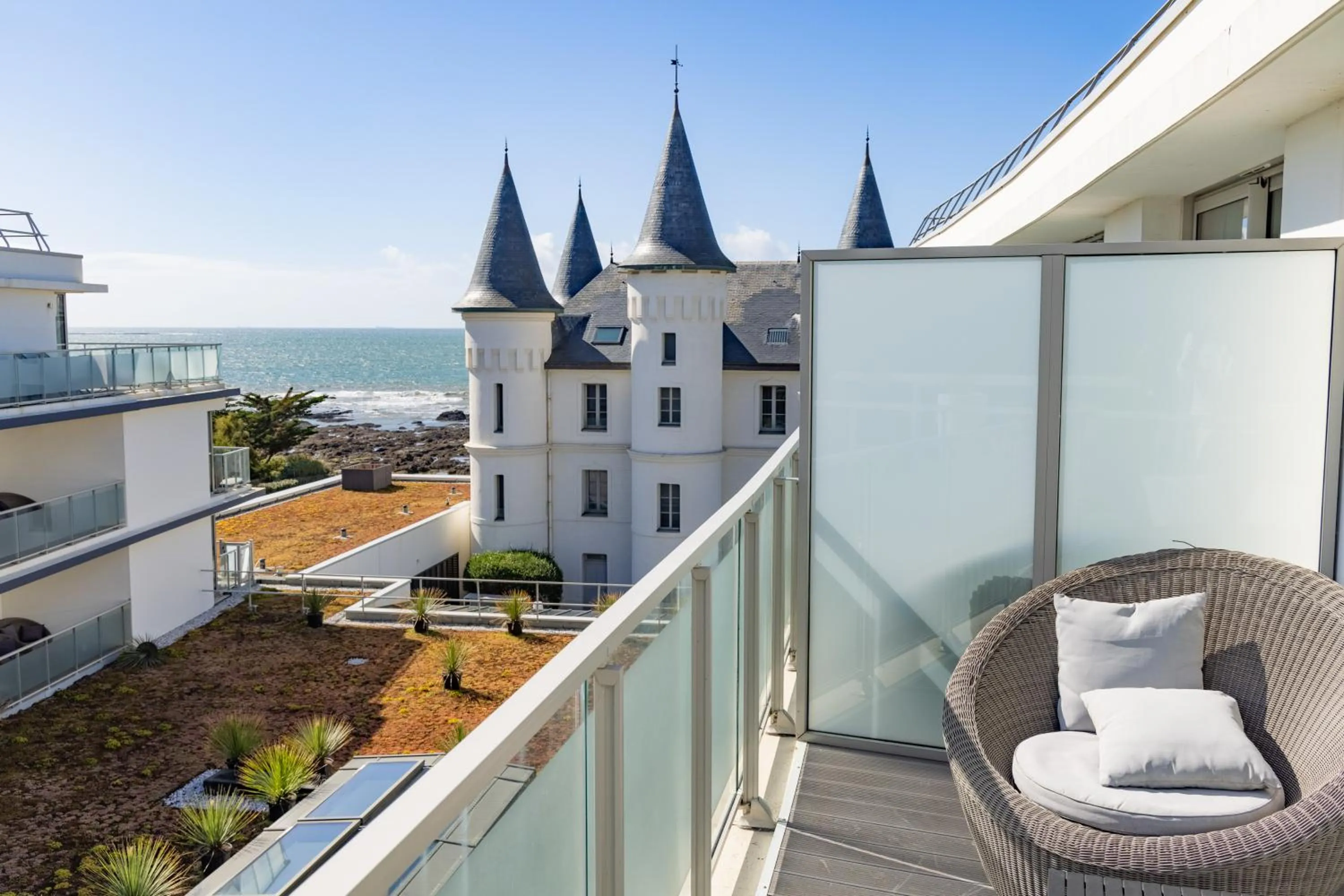 Balcony/Terrace in Hôtel Château des Tourelles - Relais Thalasso & Spa