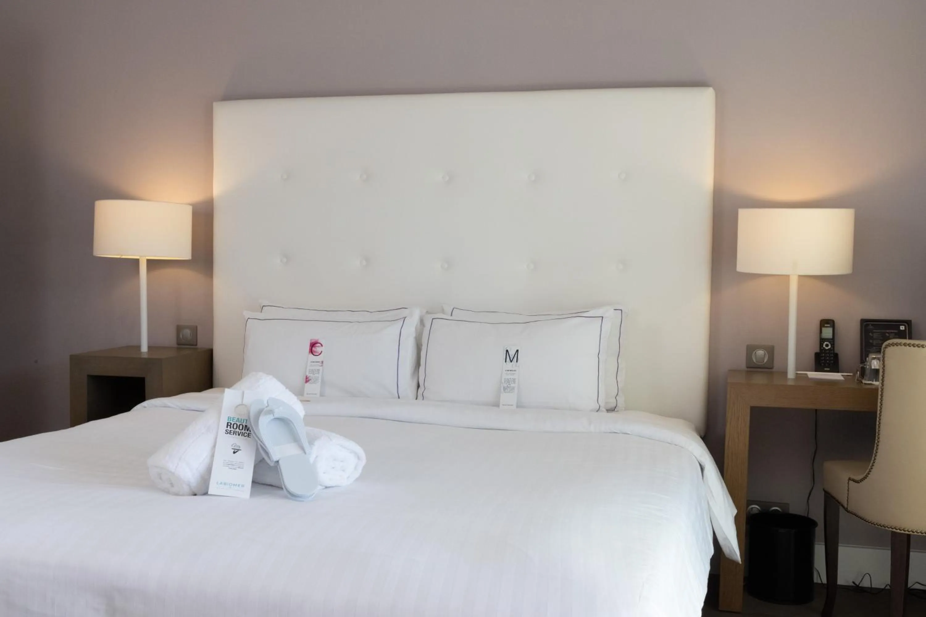 Bed in Hôtel Château des Tourelles - Relais Thalasso & Spa