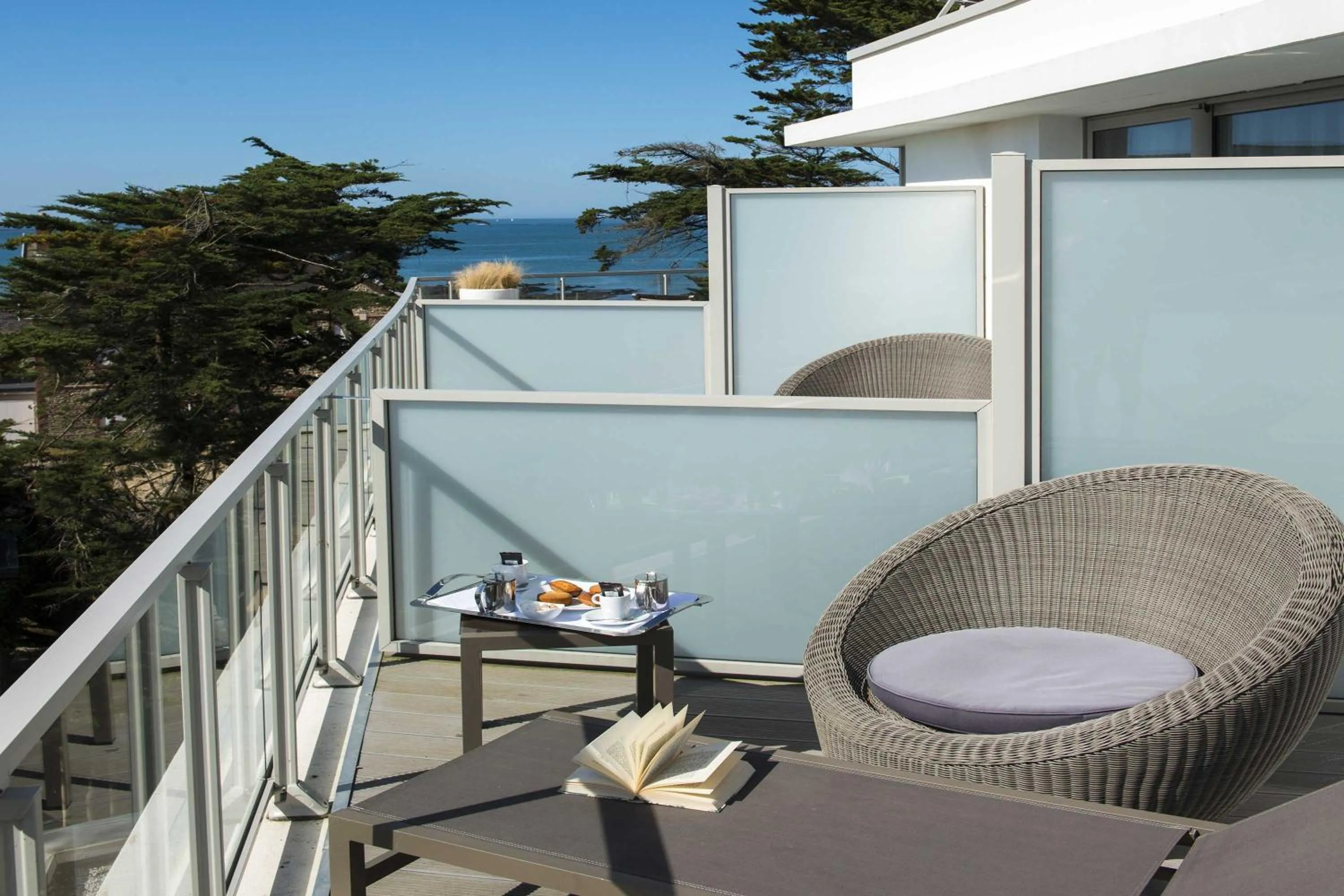 Balcony/Terrace in Hôtel Château des Tourelles - Relais Thalasso & Spa