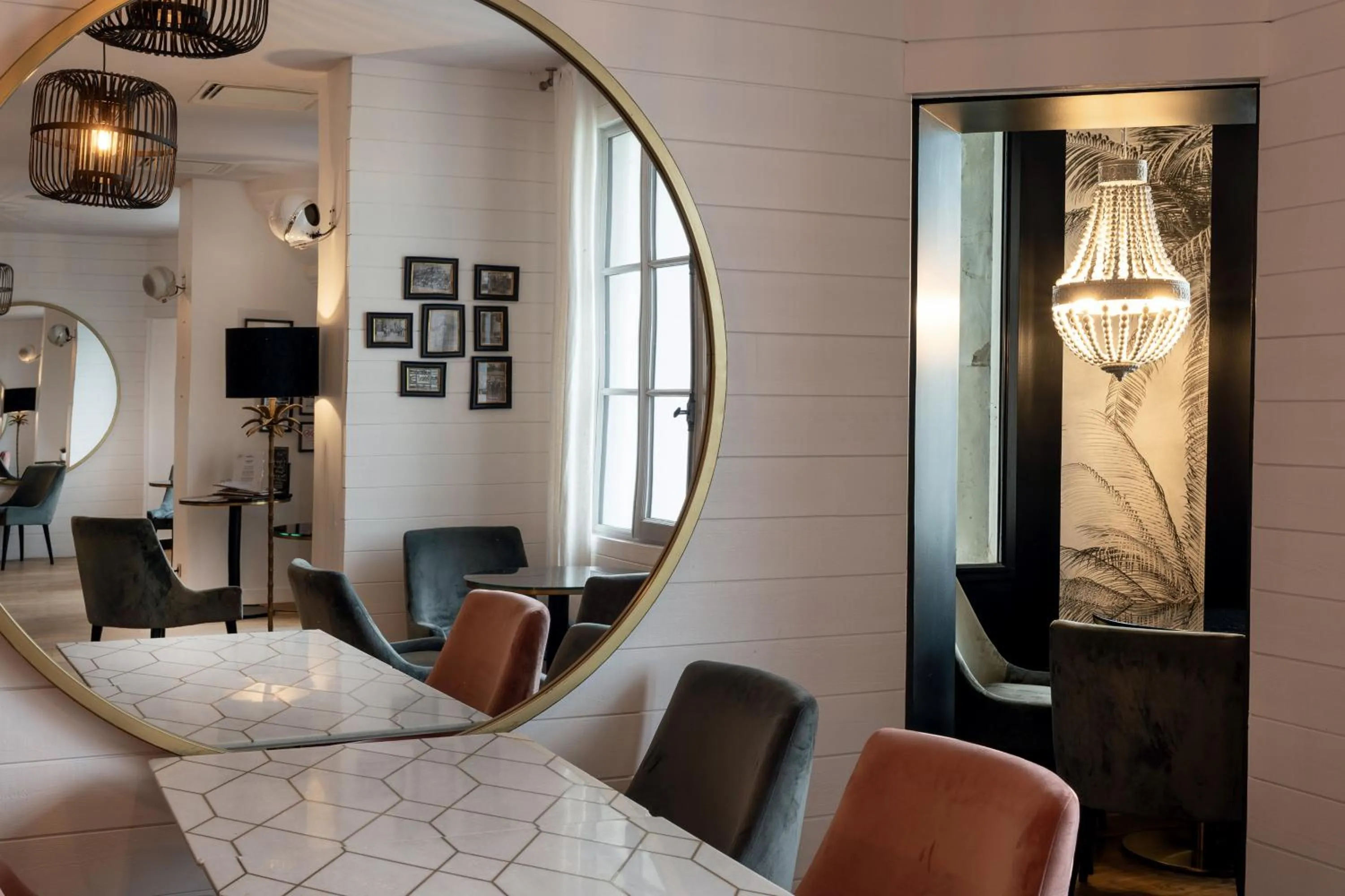 Lounge or bar in Hôtel Château des Tourelles - Relais Thalasso & Spa