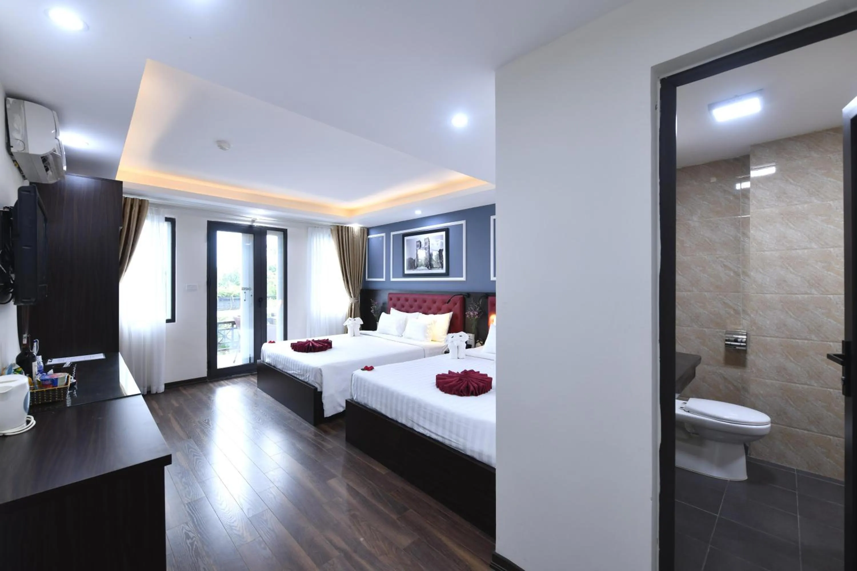 Toilet, Bed in Hanoi Elpis Grand Hotel