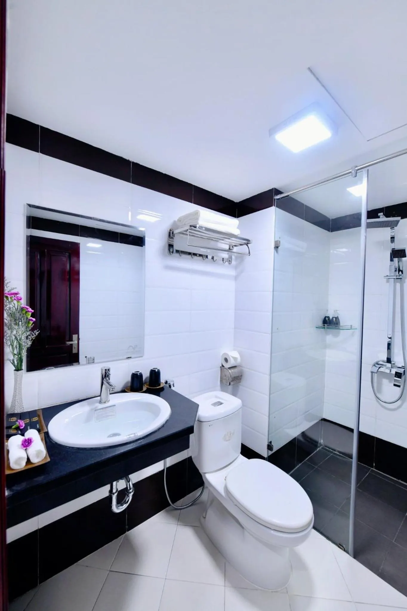Shower in Hanoi Elpis Grand Hotel