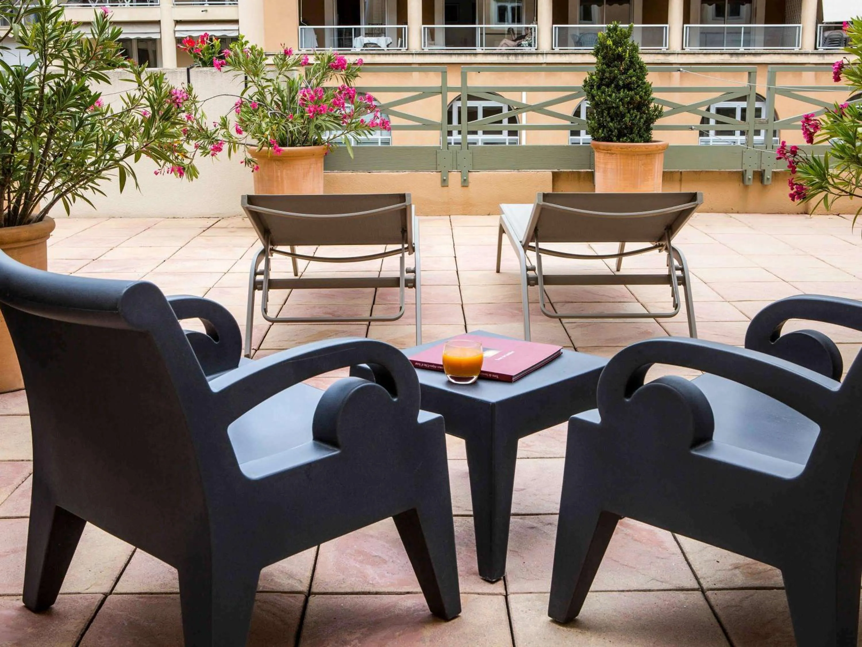 Deluxe Double Room with Terrace and Pool View in Grand Hôtel Roi René Aix - MGallery Collection