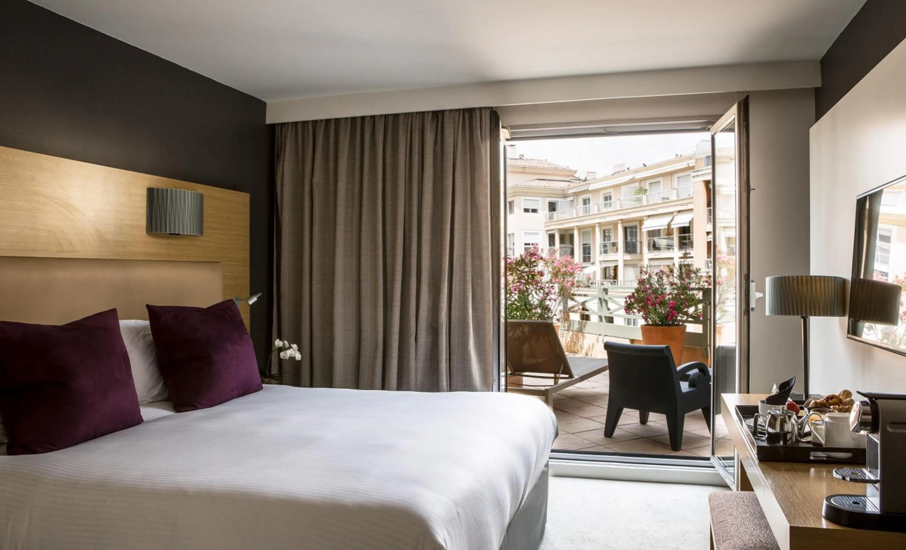 Bed in Grand Hôtel Roi René Aix - MGallery Collection