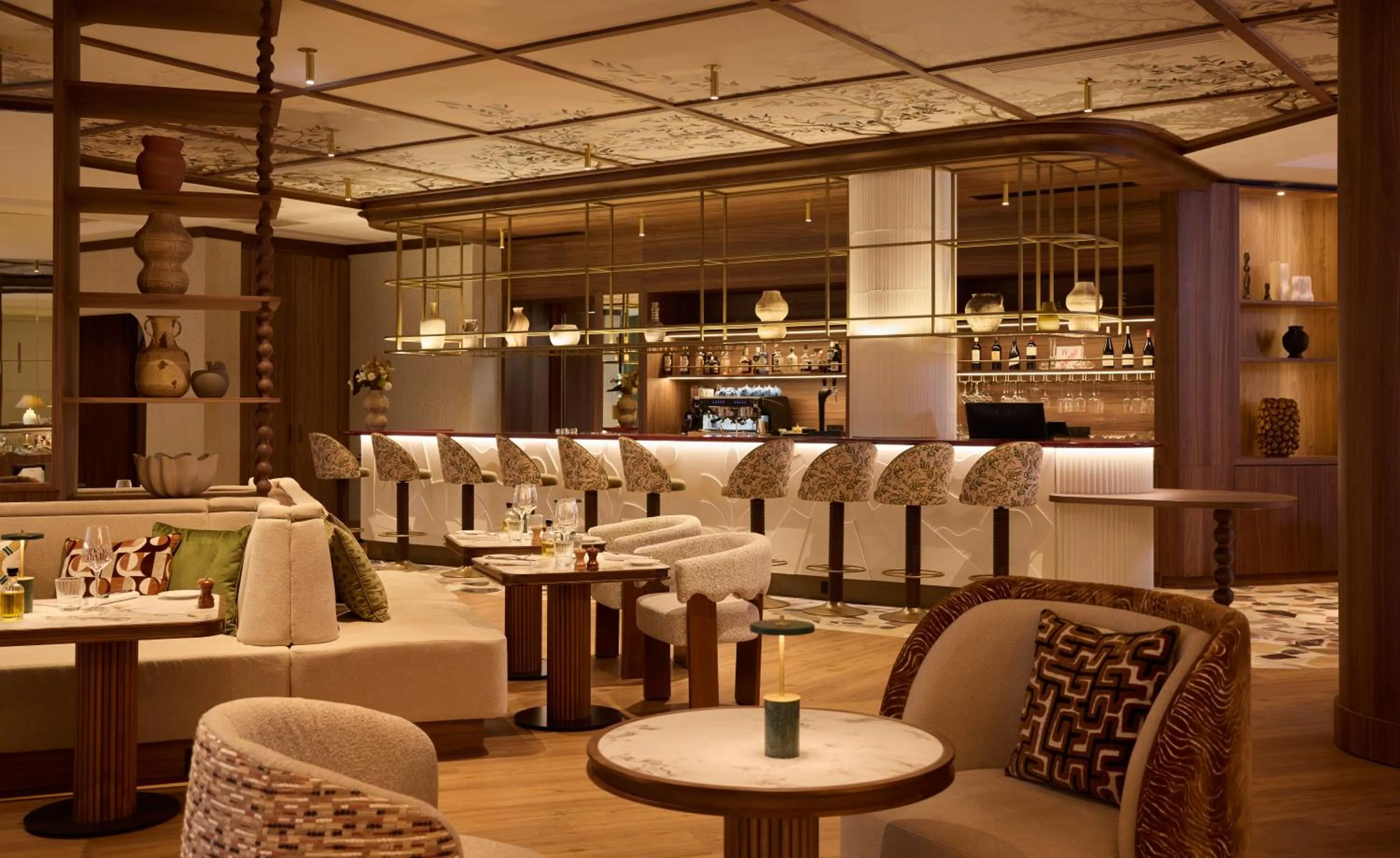 Lounge or bar in Grand Hôtel Roi René Aix - MGallery Collection