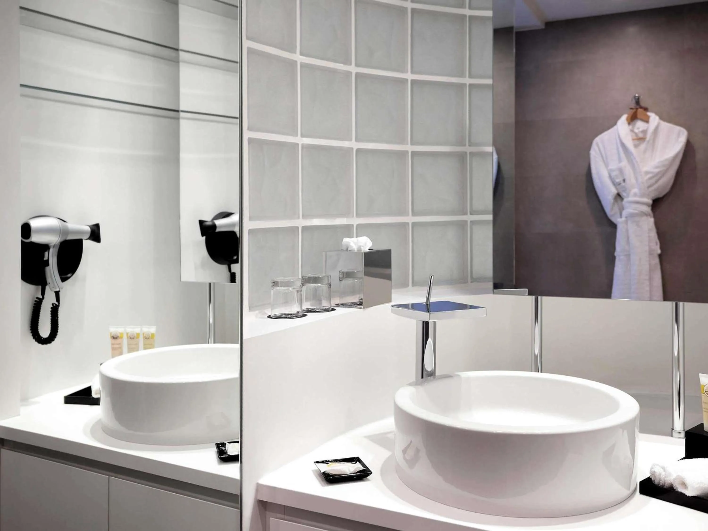 Photo of the whole room in Grand Hôtel Roi René Aix - MGallery Collection