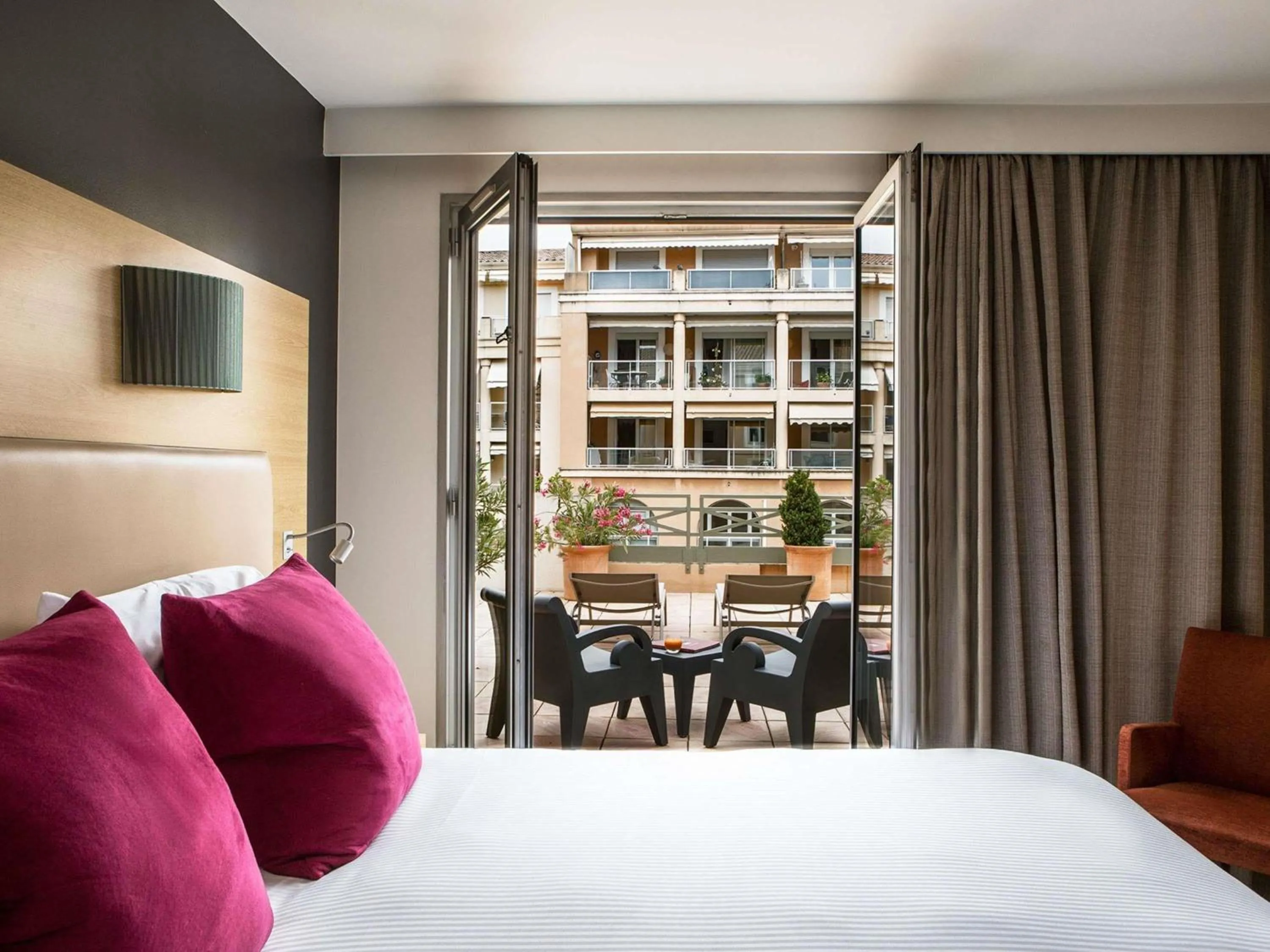 Bedroom, Bed in Grand Hôtel Roi René Aix - MGallery Collection