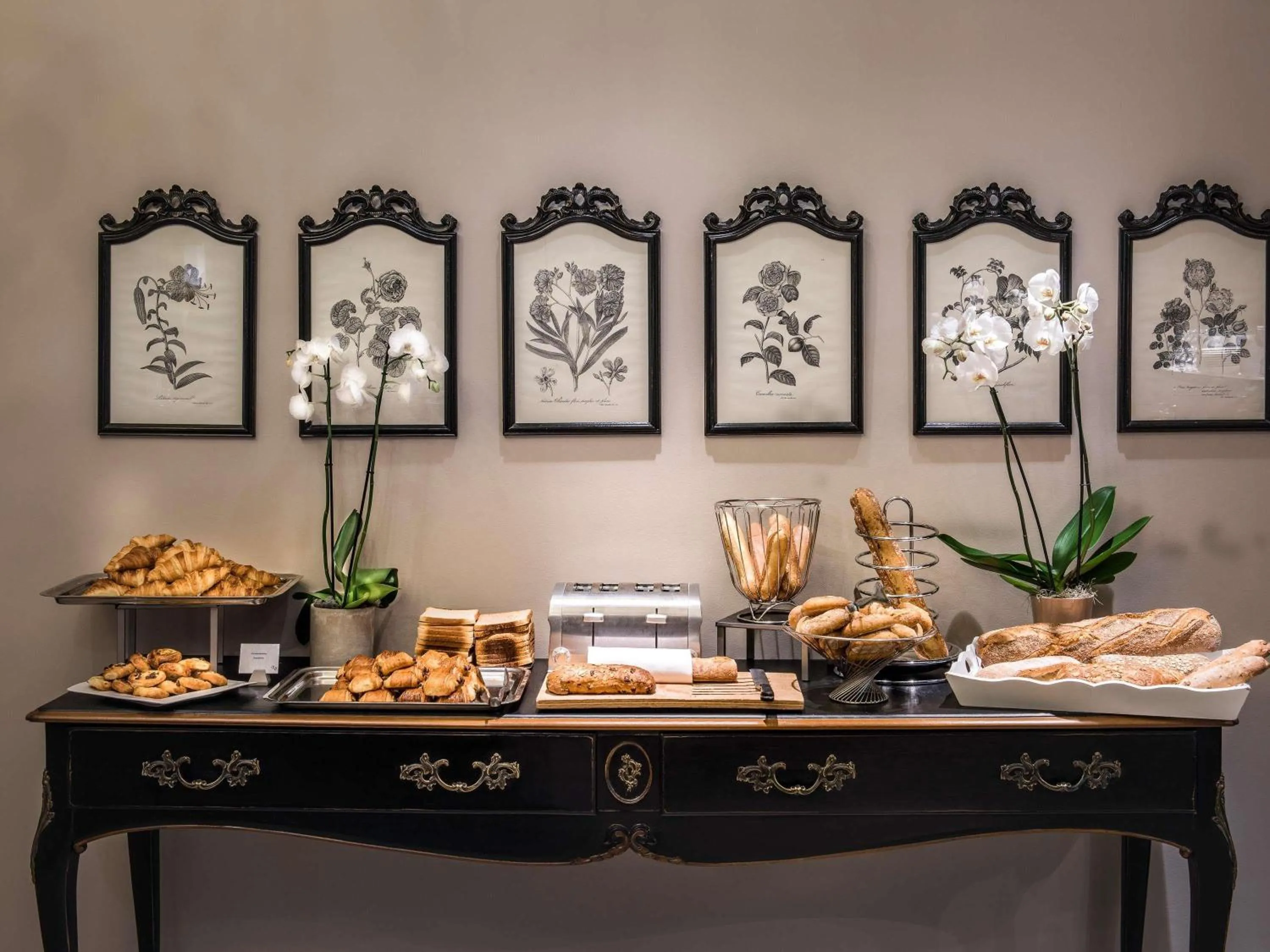 Breakfast in Grand Hôtel Roi René Aix - MGallery Collection