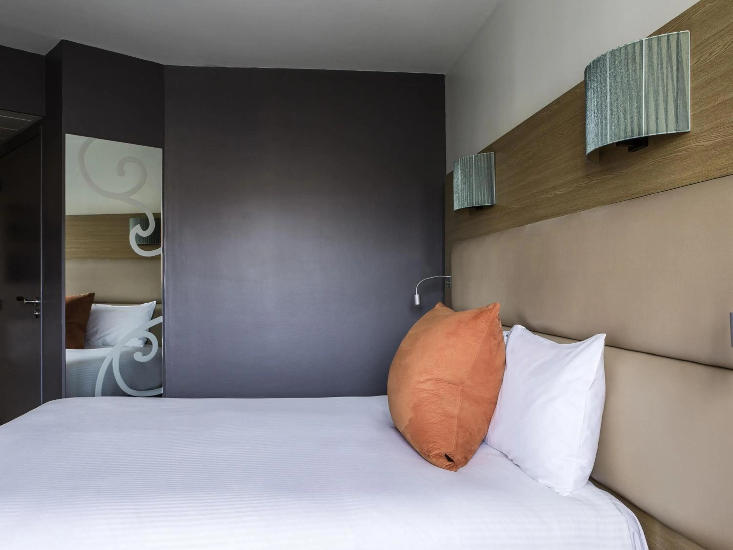 Bedroom, Bed in Grand Hôtel Roi René Aix - MGallery Collection