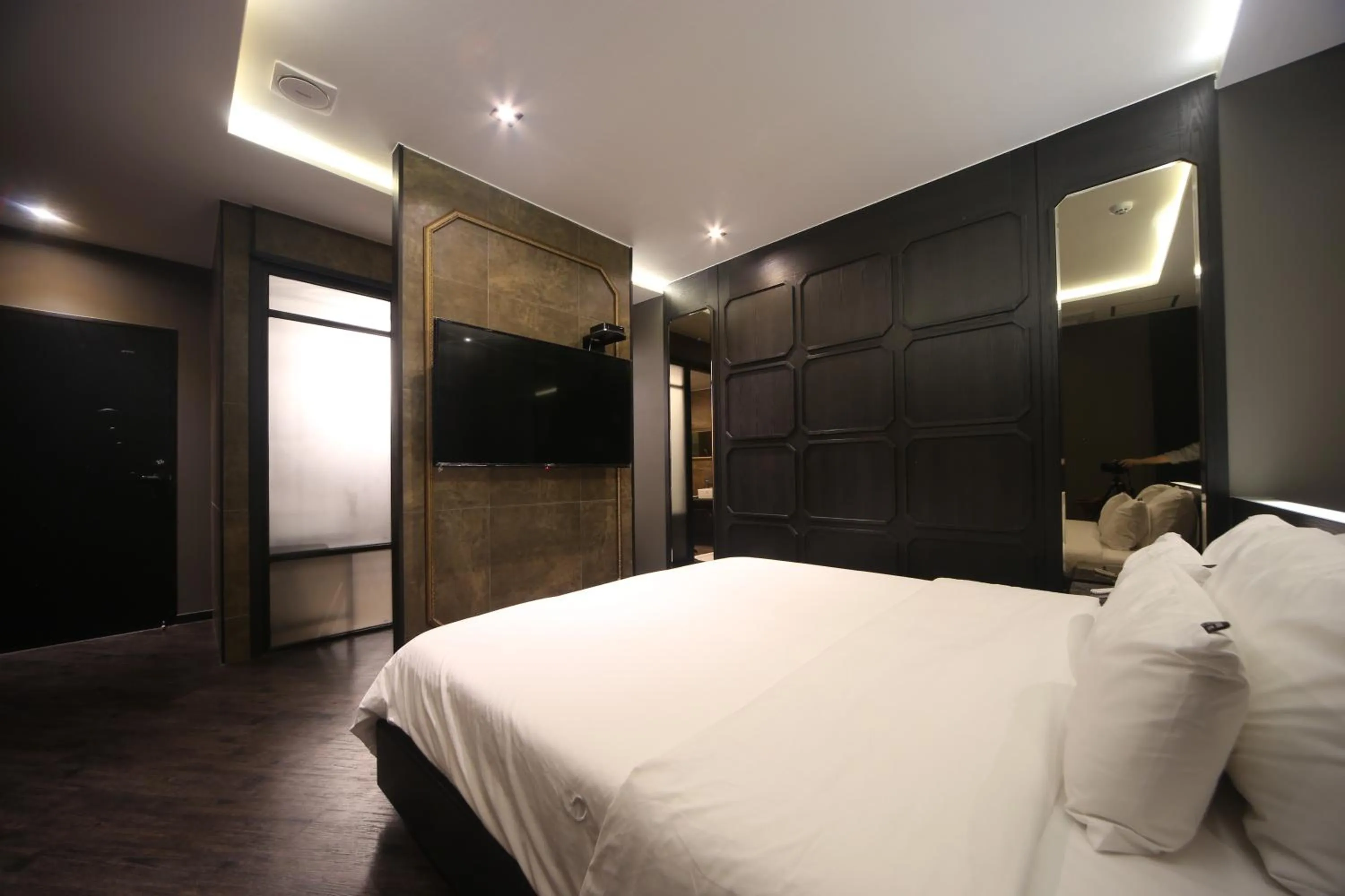 Bedroom, Bed in Beomil Brown Dot Hotel