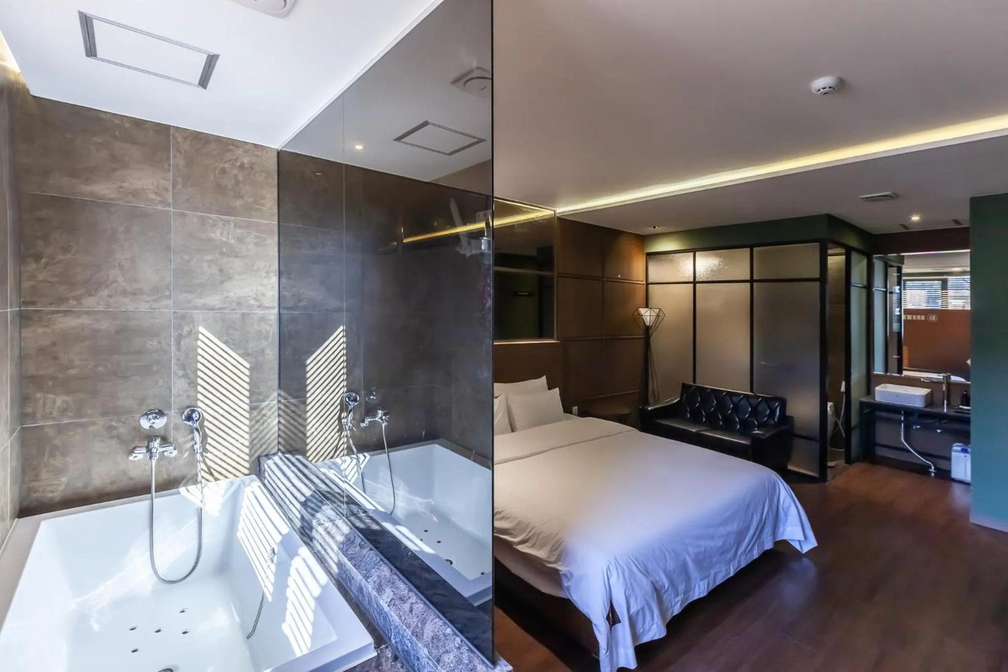 Photo of the whole room, Bed in Beomil Brown Dot Hotel