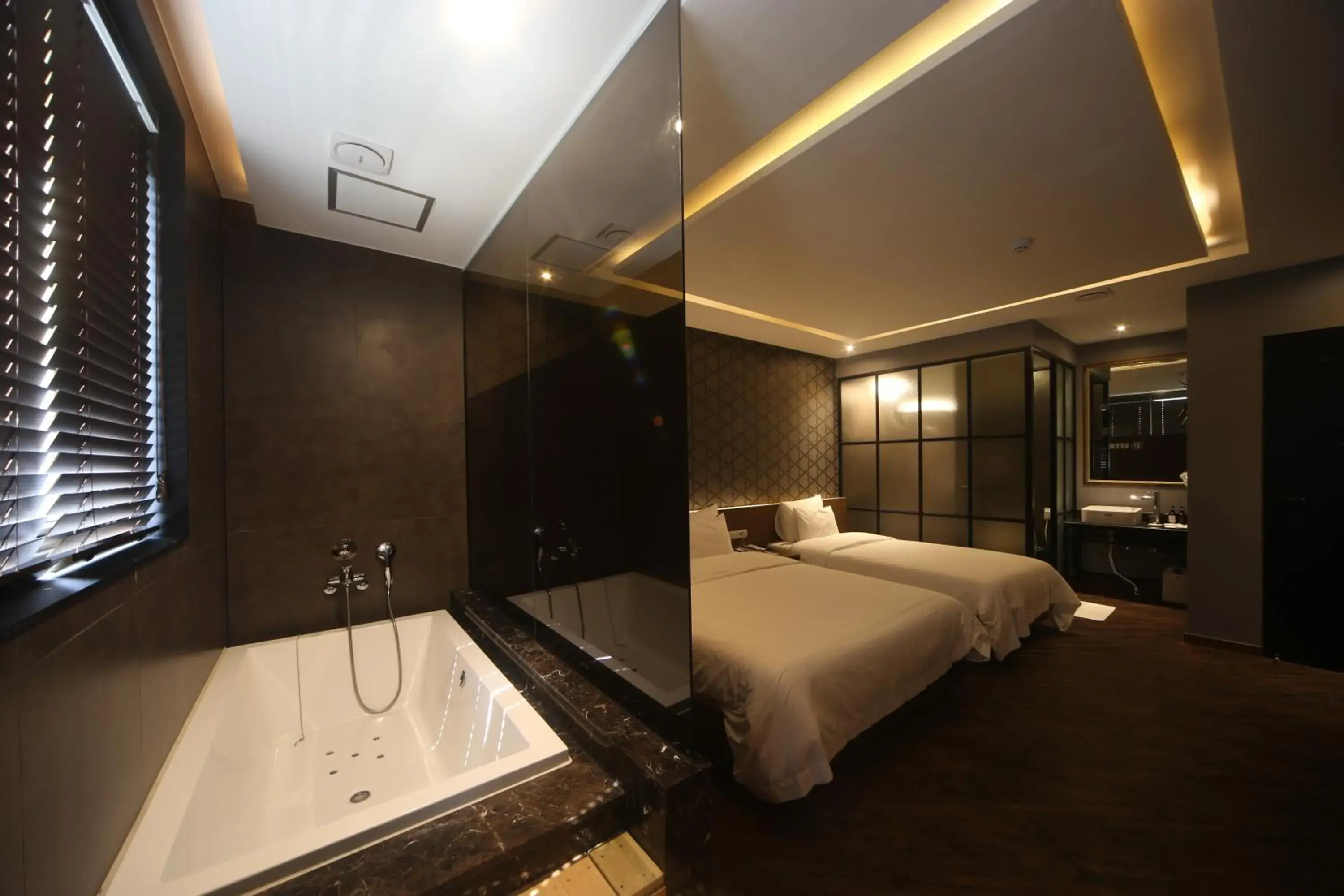 Deluxe Twin Room in Beomil Brown Dot Hotel Deluxe Twin Room in Beomil Brown Dot Hotel