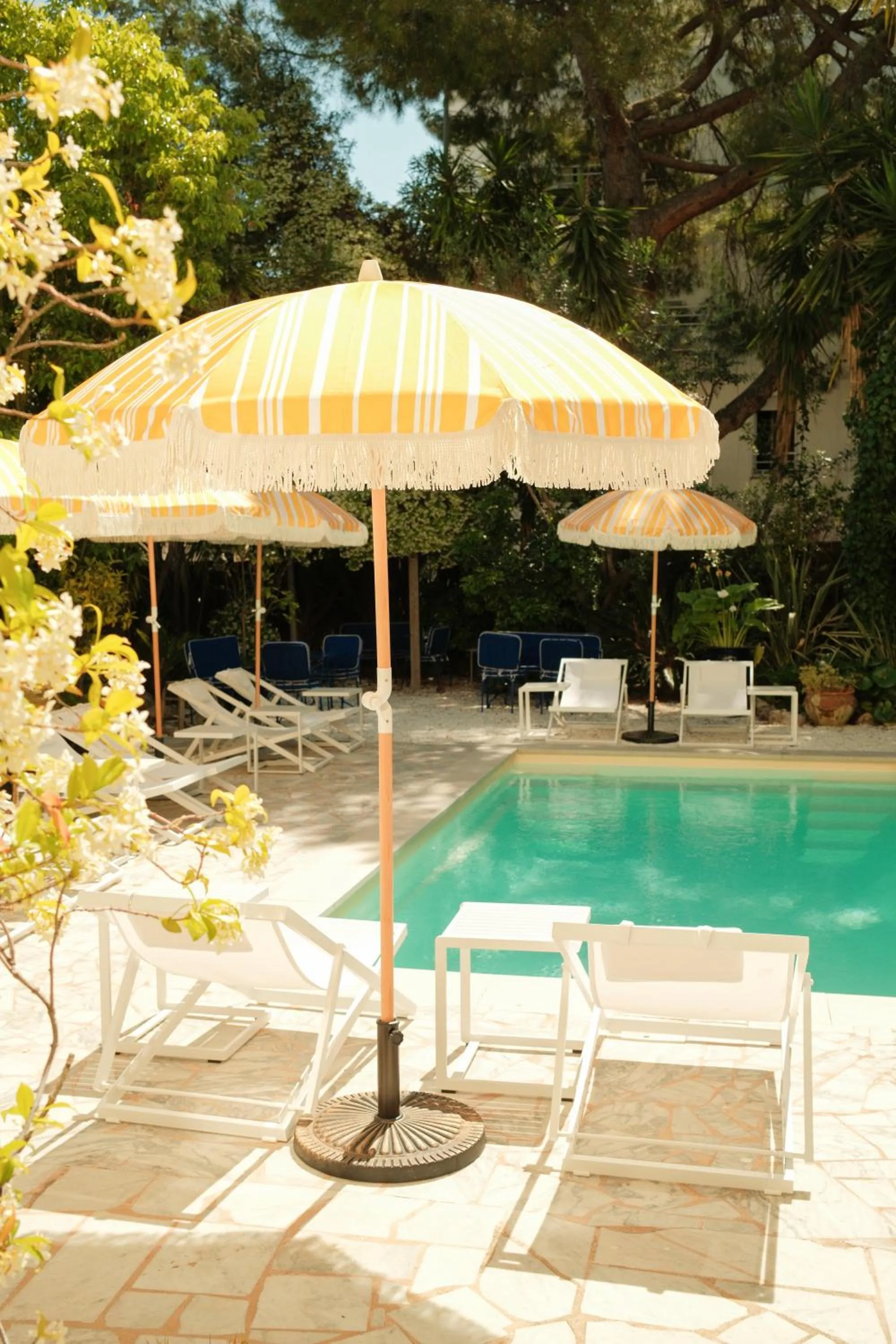 Patio in Hôtel Le Sud